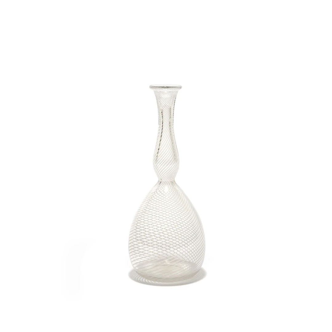 TOMASO BUZZI, VENINI, 1940 ca. Un vaso a filigrana lattimo. Firma