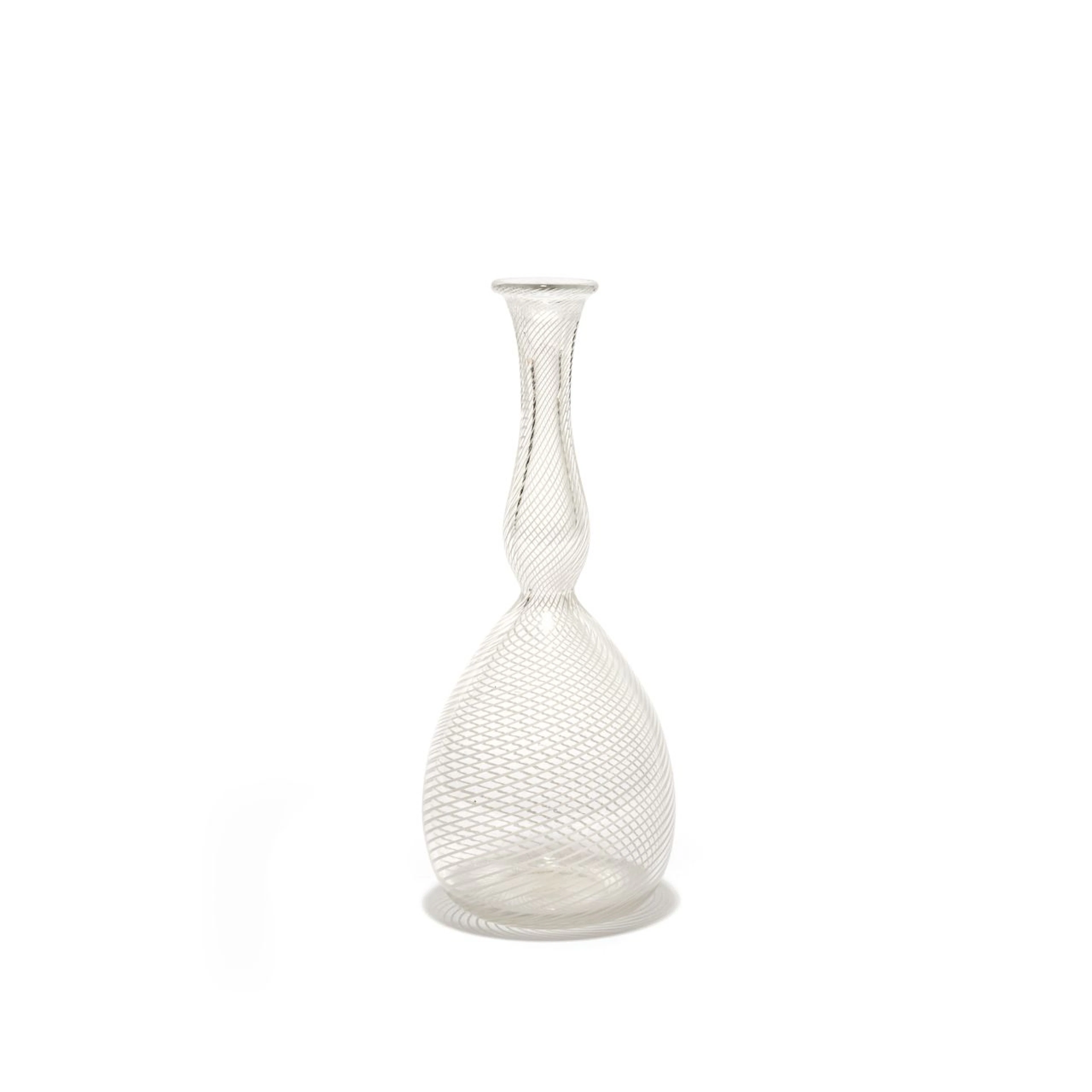TOMASO BUZZI, VENINI, 1940 ca. Un vaso a filigrana lattimo. Firma