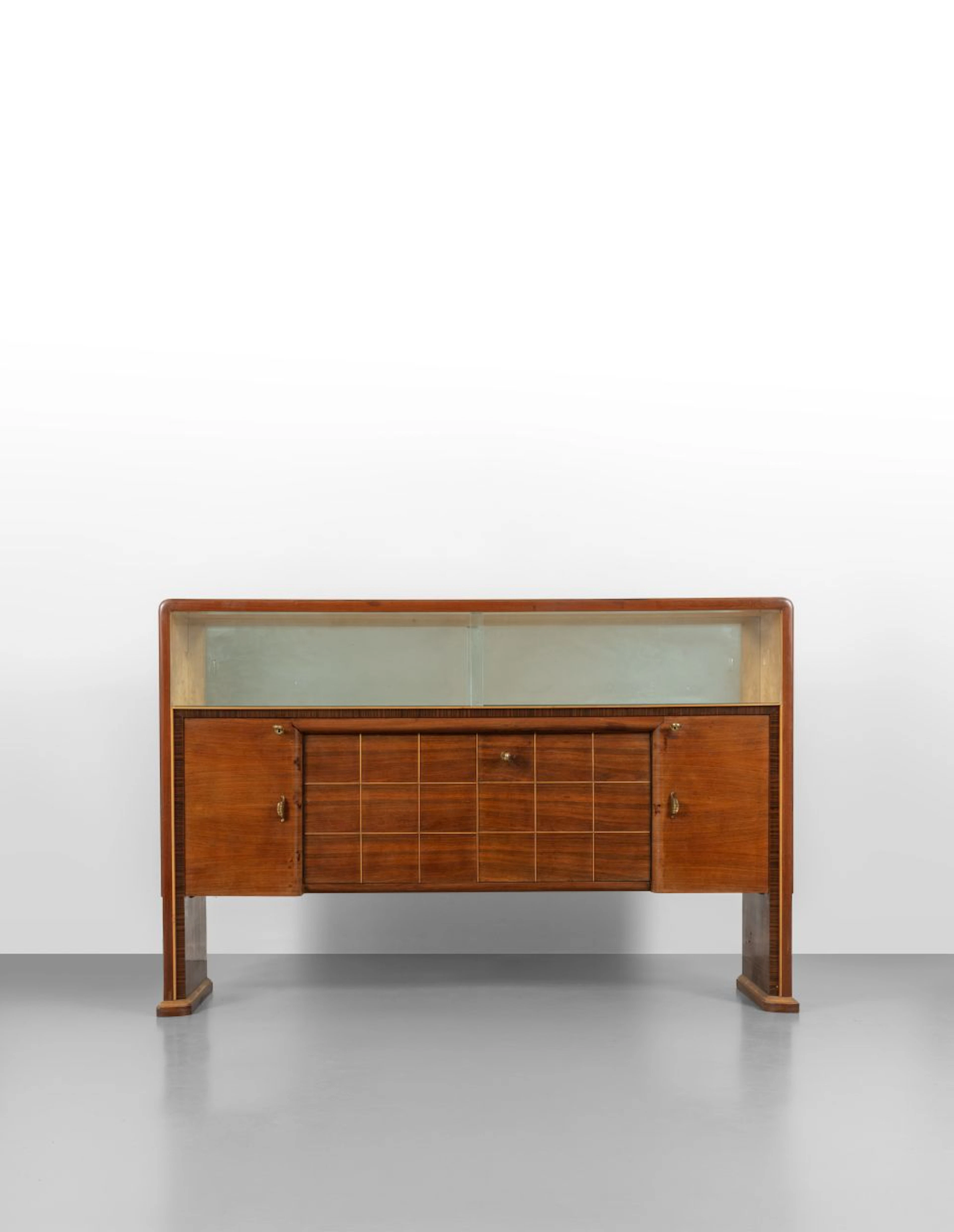 UN MOBILE BAR, anni '40. Varie essenze di legno, cristallo retrodipinto