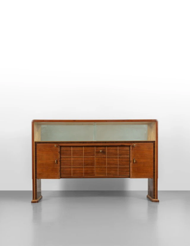 UN MOBILE BAR, anni '40. Varie essenze di legno, cristallo retrodipinto