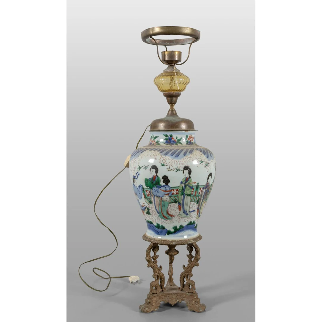 Vaso in porcellana decorato con scene di vita cinese montato a lampada