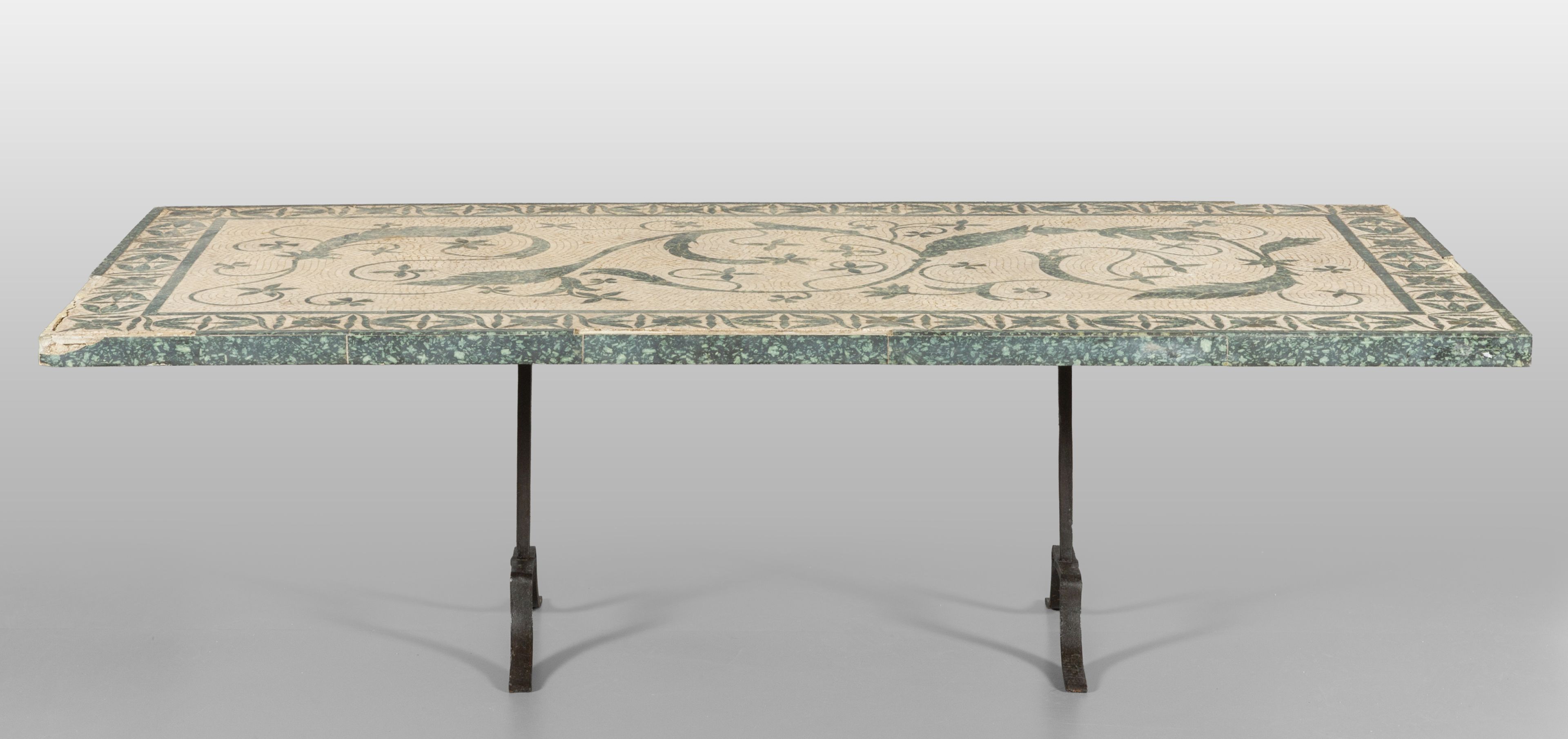 Piano a mosaico in marmo con tessere di serpentino e tessere di marmo