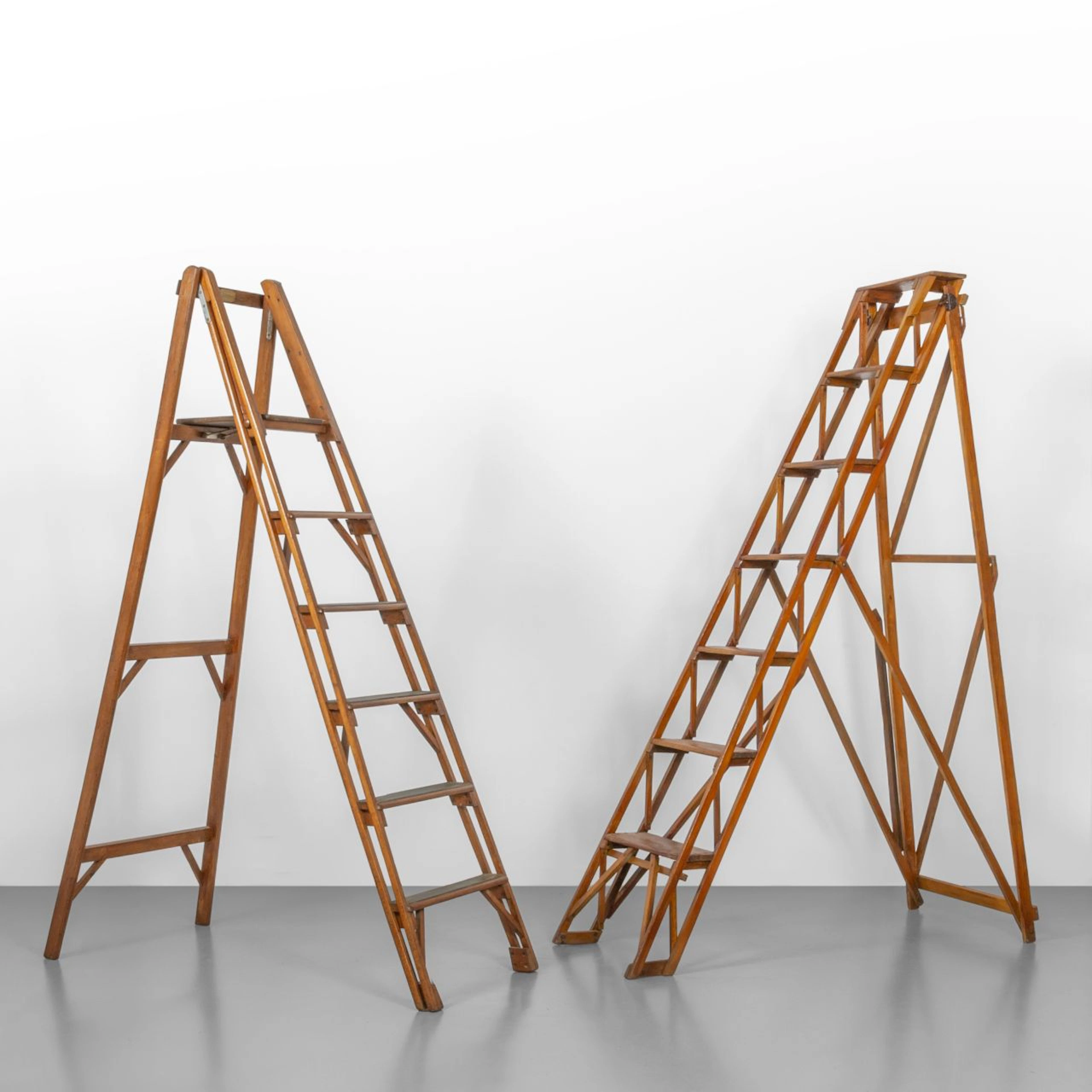 DUE SCALE, anni '50. Legno di pero, rivestimento in gomma sulle pedate