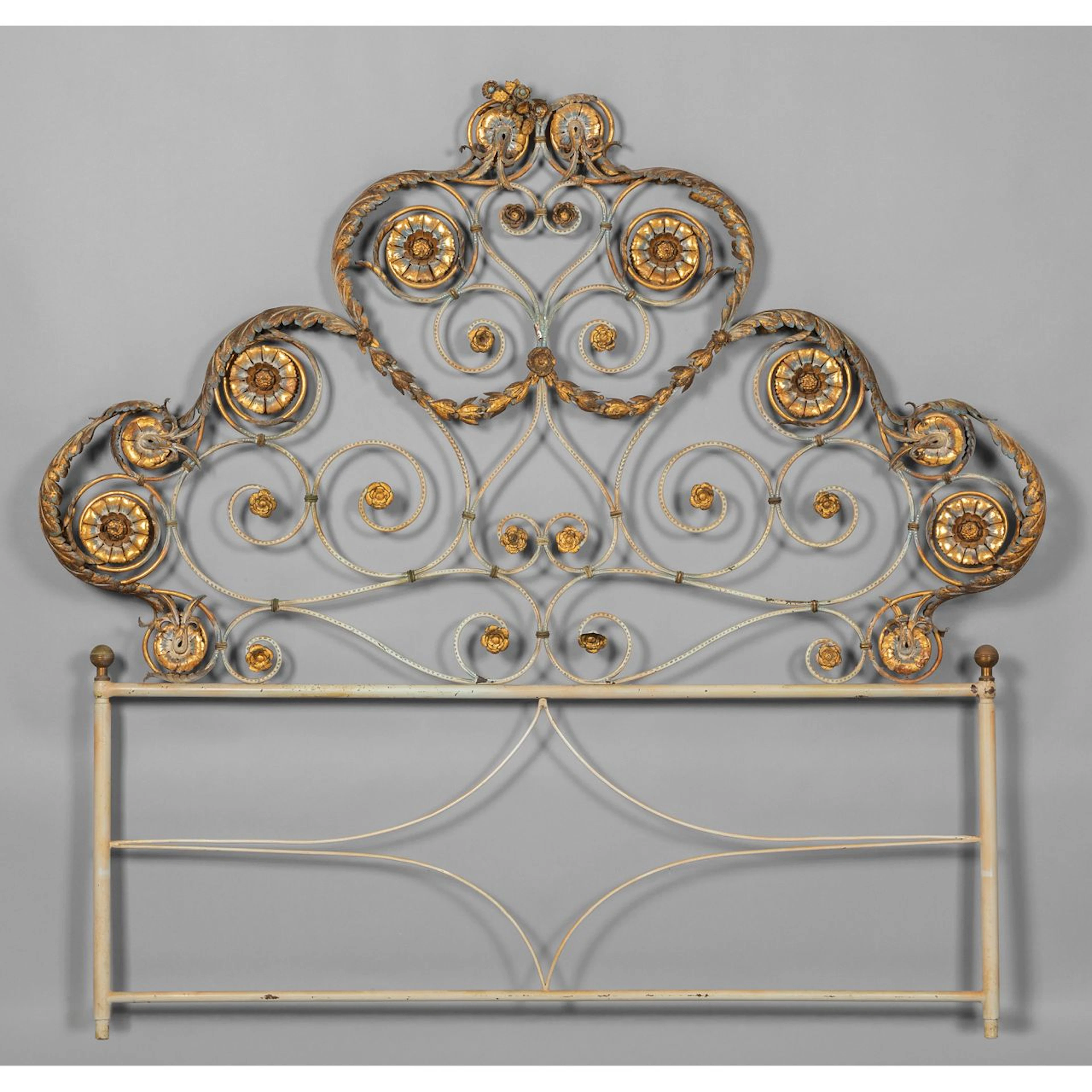 Testata da letto in ferro laccato e dorato e decorata con fiori, sec.