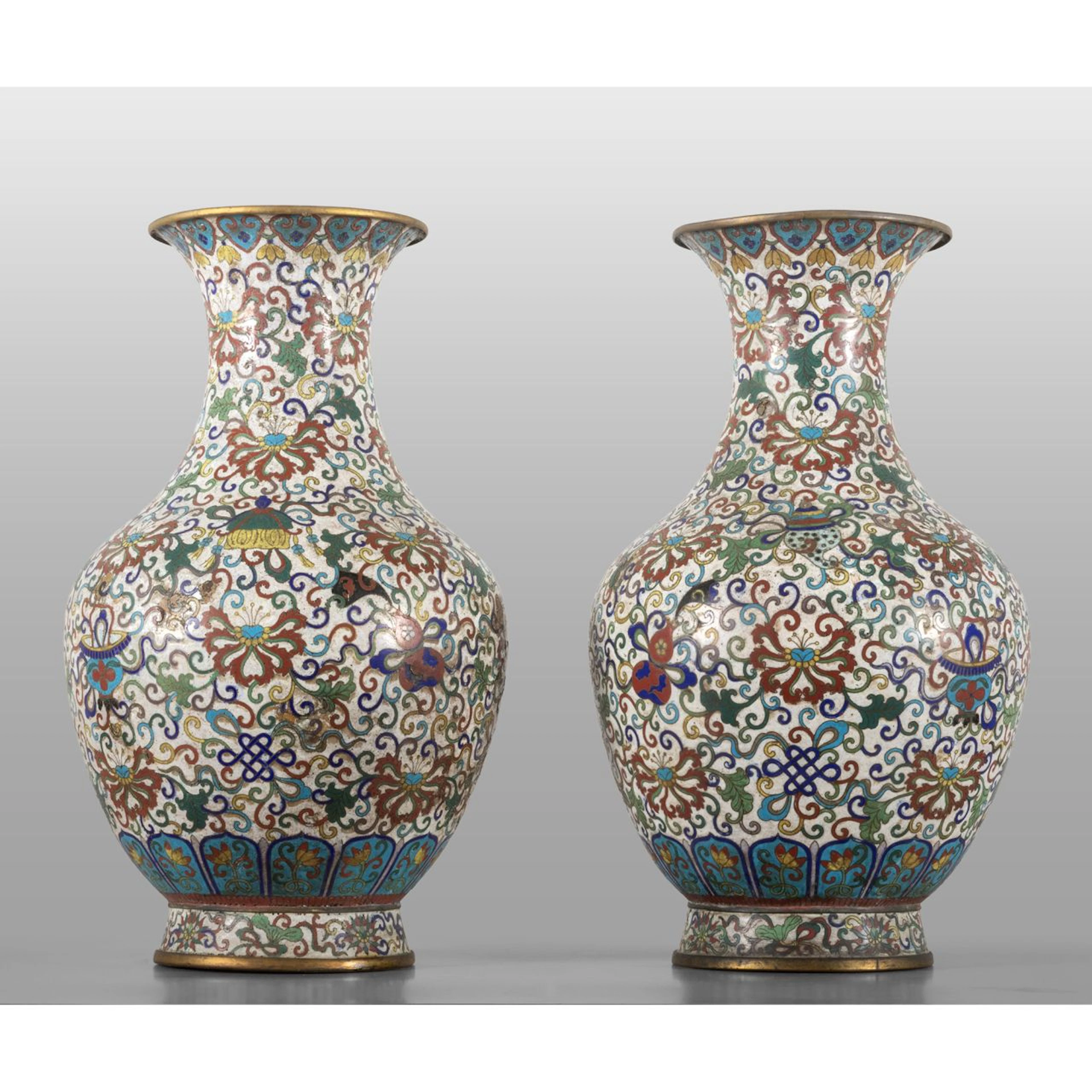 Coppia di grandi vasi cloisonn´s in bronzo e smalti policromi, Cina