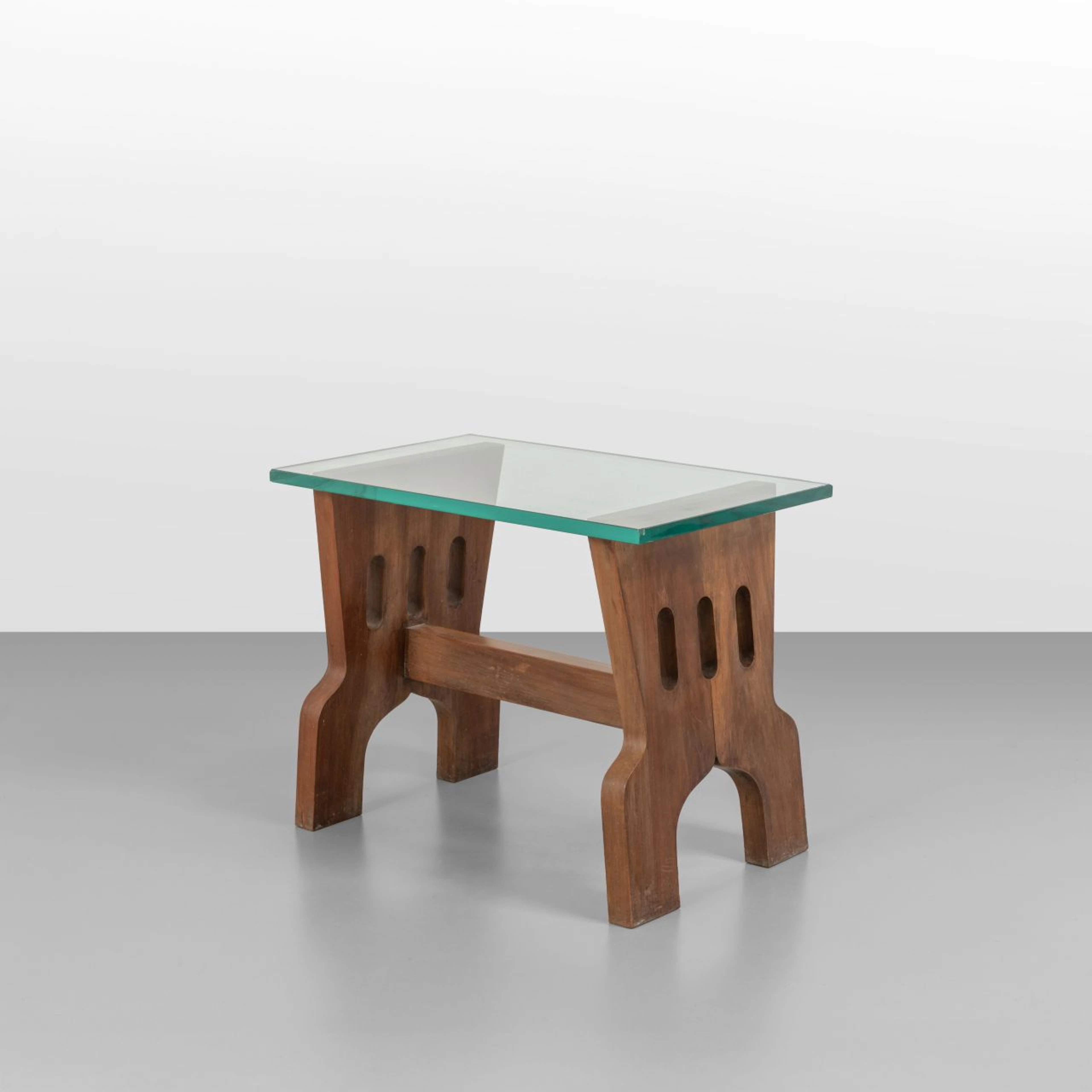 PIETRO CHIESA, FONTANA ARTE, 1938. Un tavolino. Legno di noce, cristallo