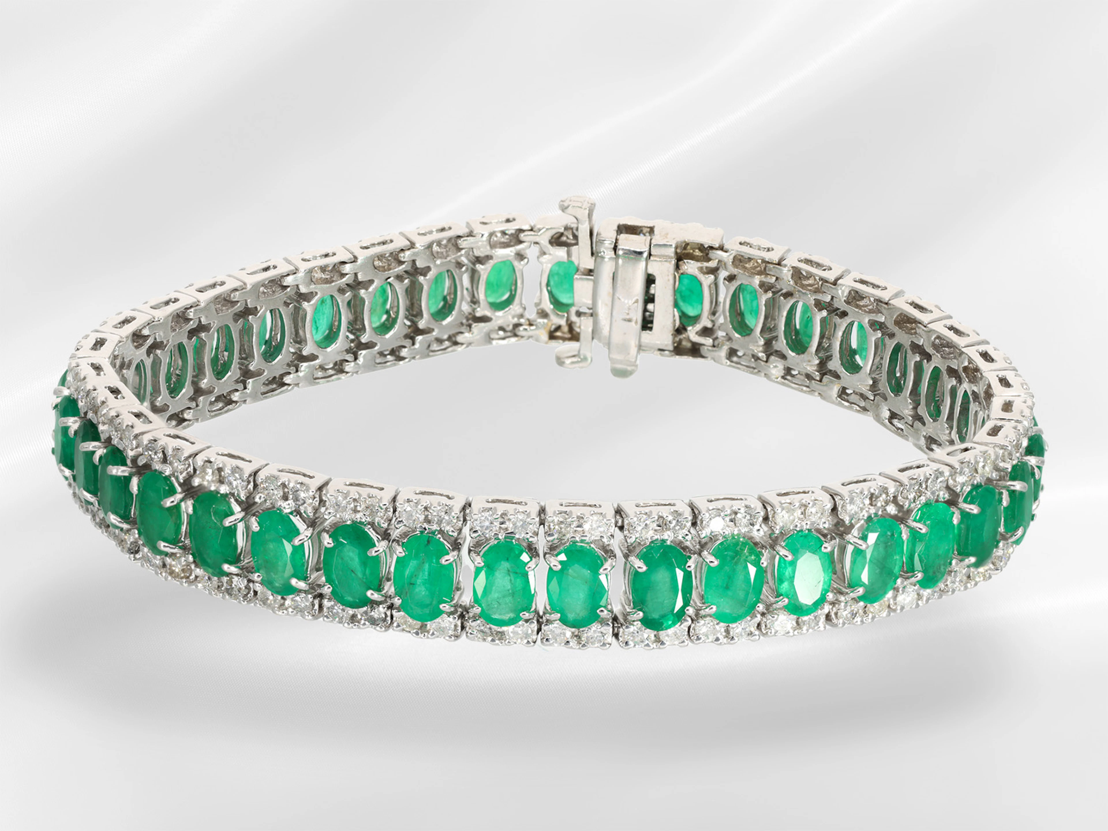 Bracelet: a very beautiful vintage white gold emerald and brilliant-cut