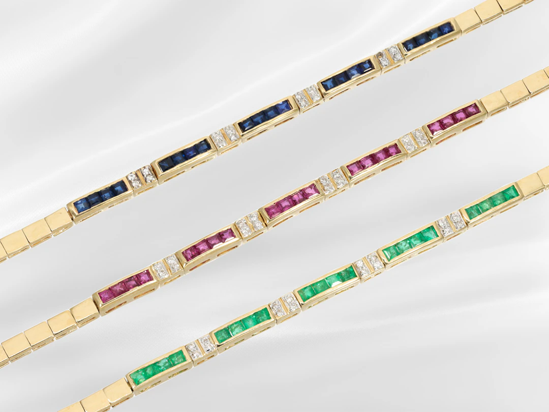 Bracelet: 3 delicate gold bracelets with coloured gemstones and brilliant-cut