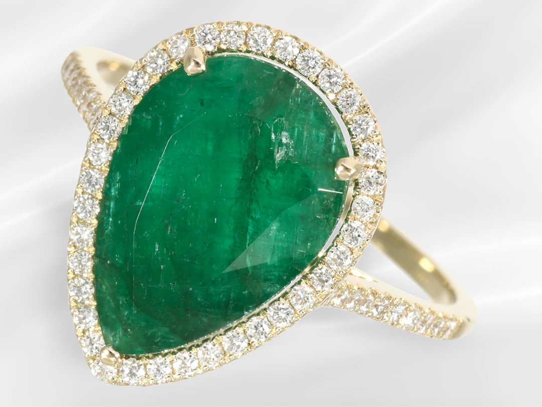 Ring: modern emerald and brilliant-cut diamond goldsmith's ring, ca. 4.1 ct