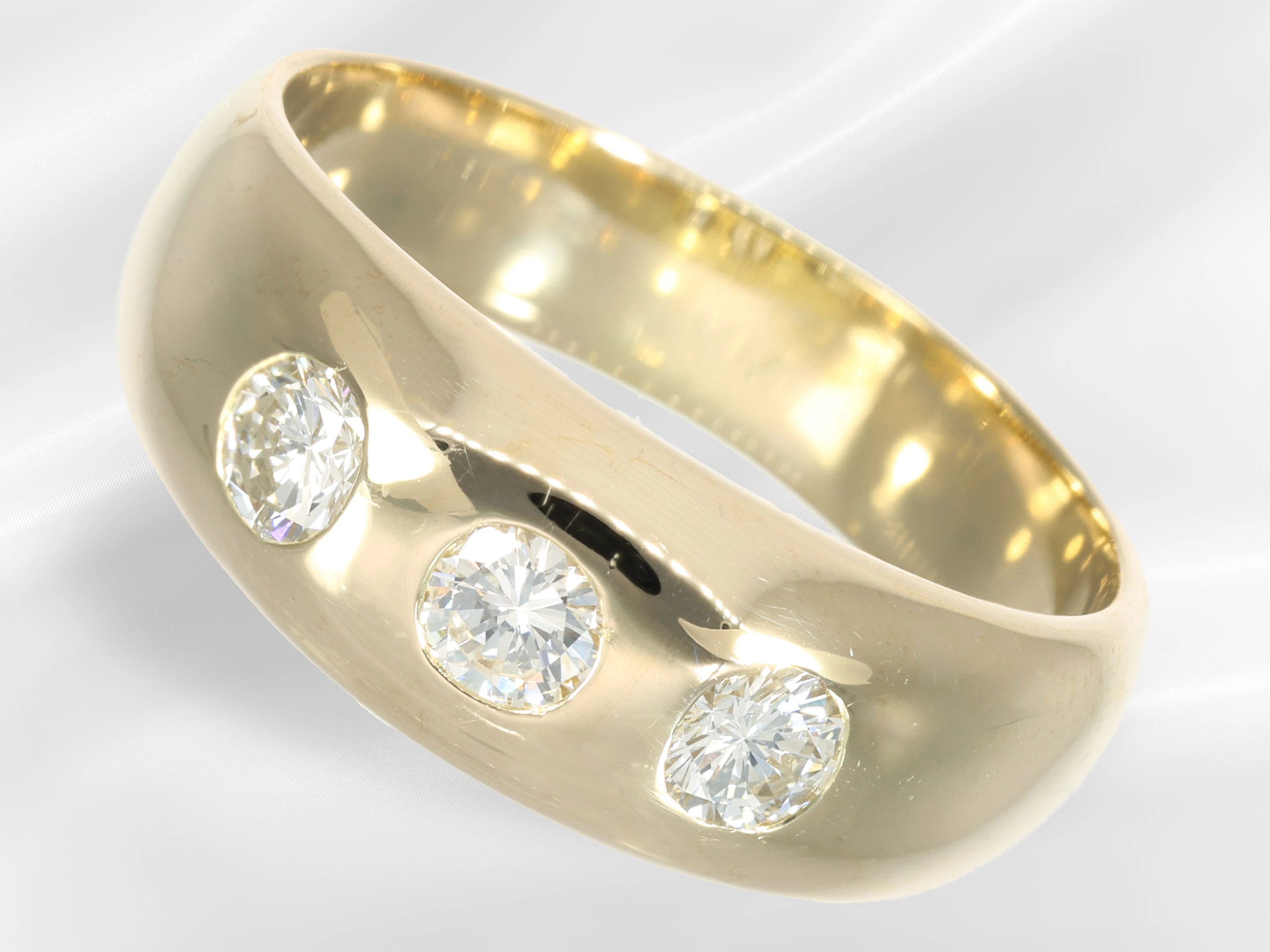 Ring: solid gold band ring with brilliant-cut diamonds totalling ca.