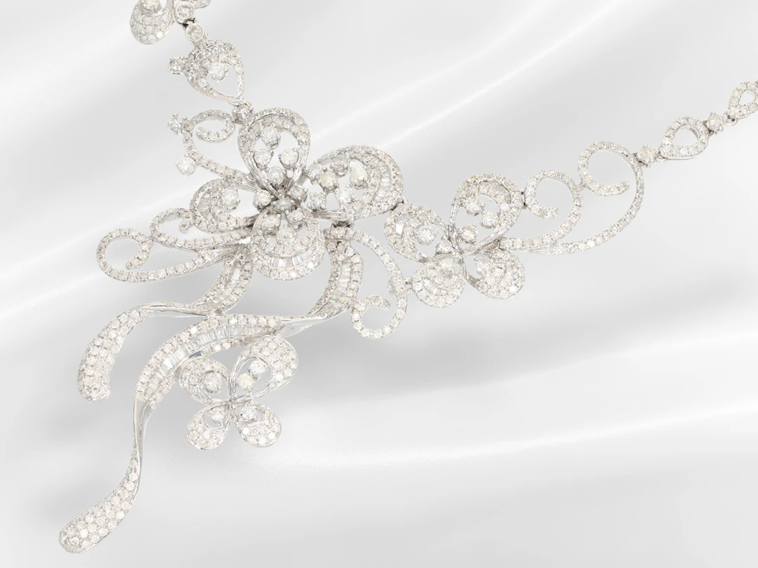 Unusual white gold brilliant-cut diamond necklace, ca. 7.23 ct, as
