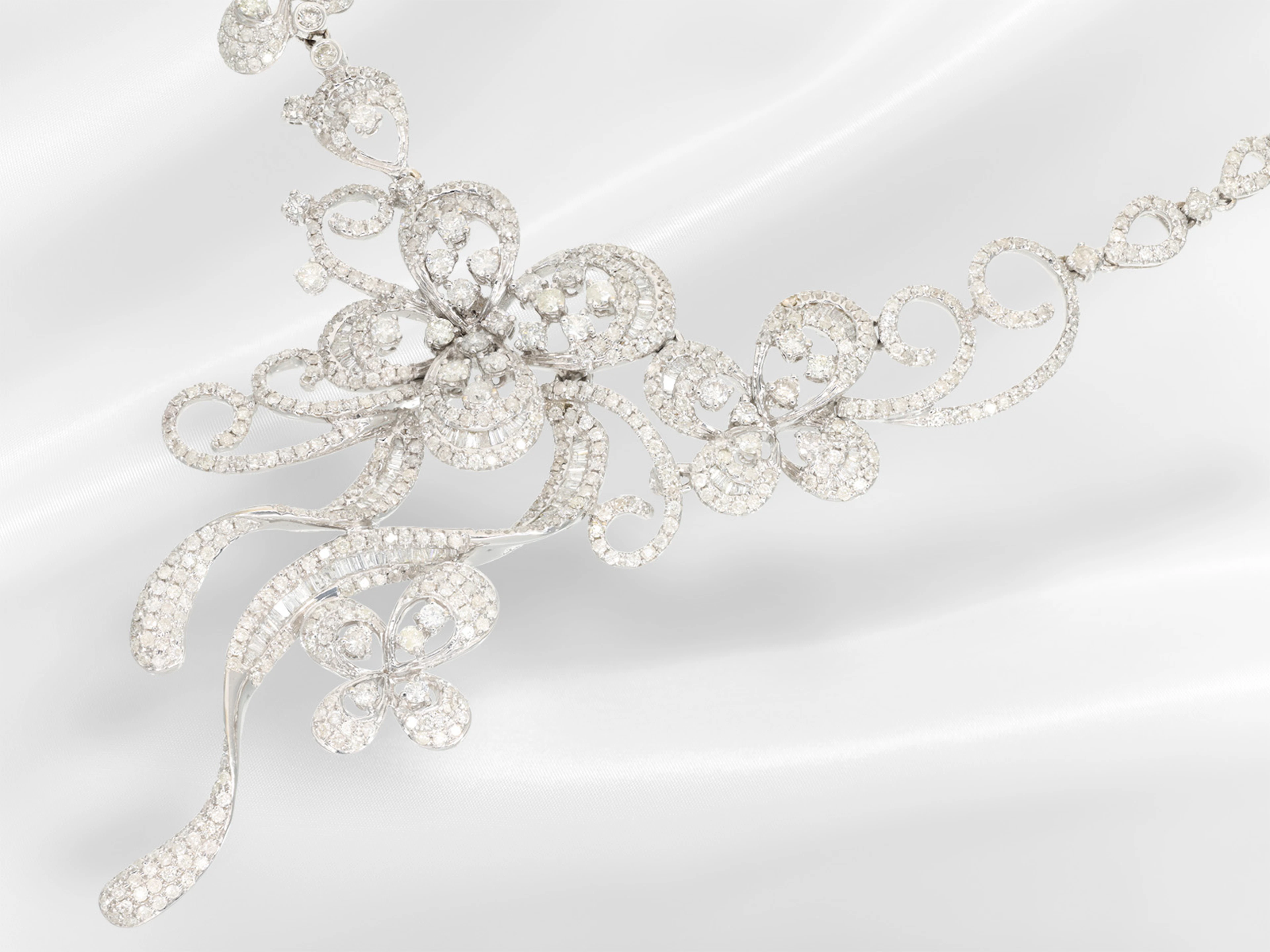 Unusual white gold brilliant-cut diamond necklace, ca. 7.23 ct, as
