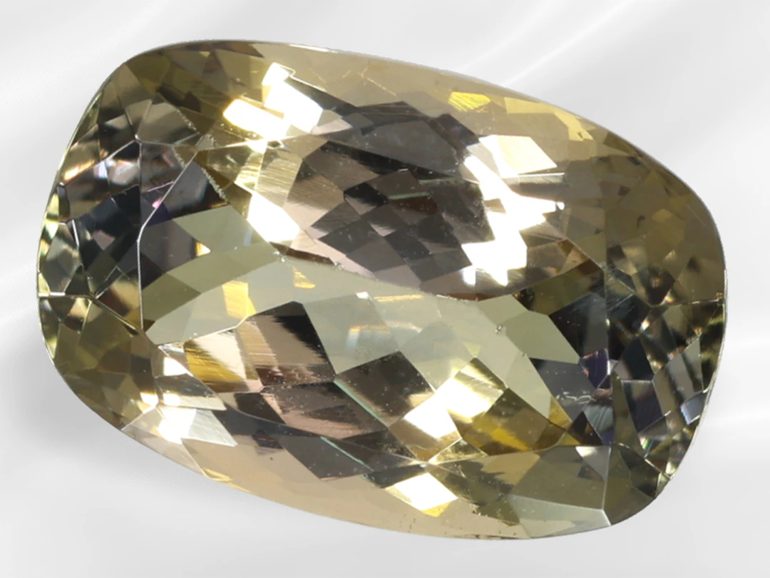 Natural, unheated zoisite/tanzanite, 5.71 ct, colour: greyish brown