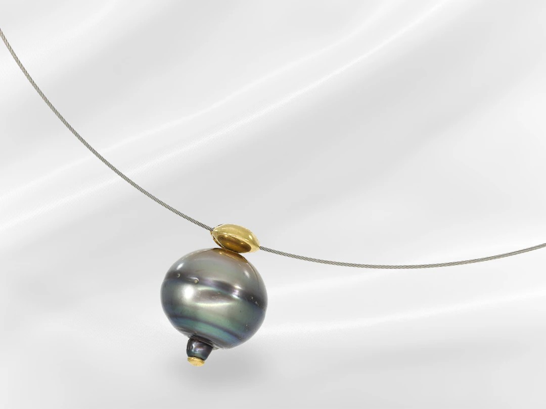Necklace: high-quality pendant with a very large Tahitian cultured