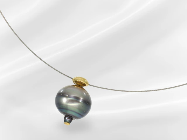 Necklace: high-quality pendant with a very large Tahitian cultured