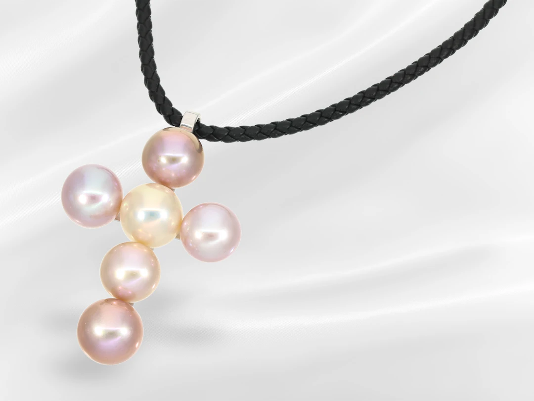 Necklace: exceptional South Sea cultured pearl cross pendant, 18K