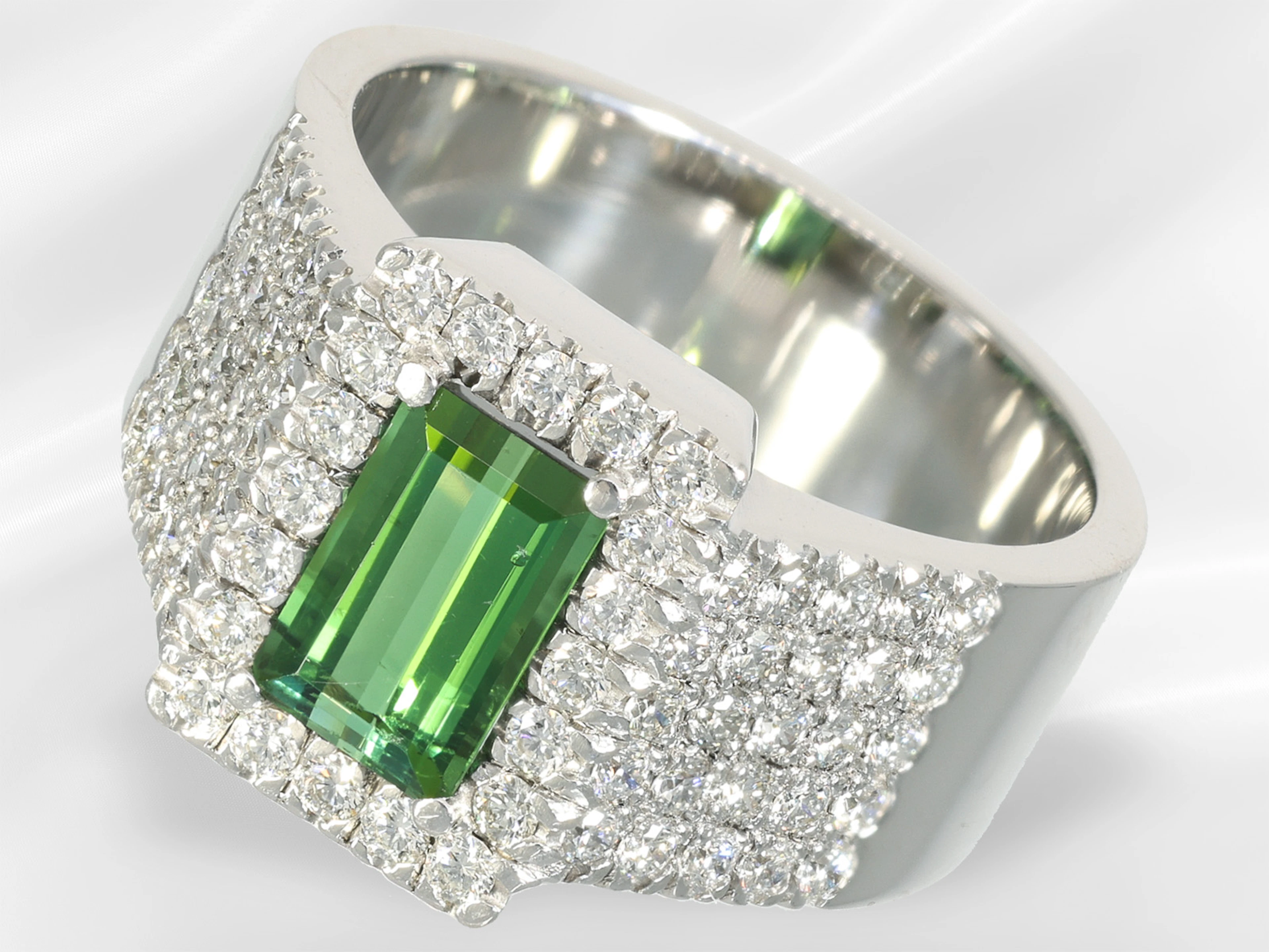 Ring: a wide, modern and very elegant tourmaline and brilliant-cut