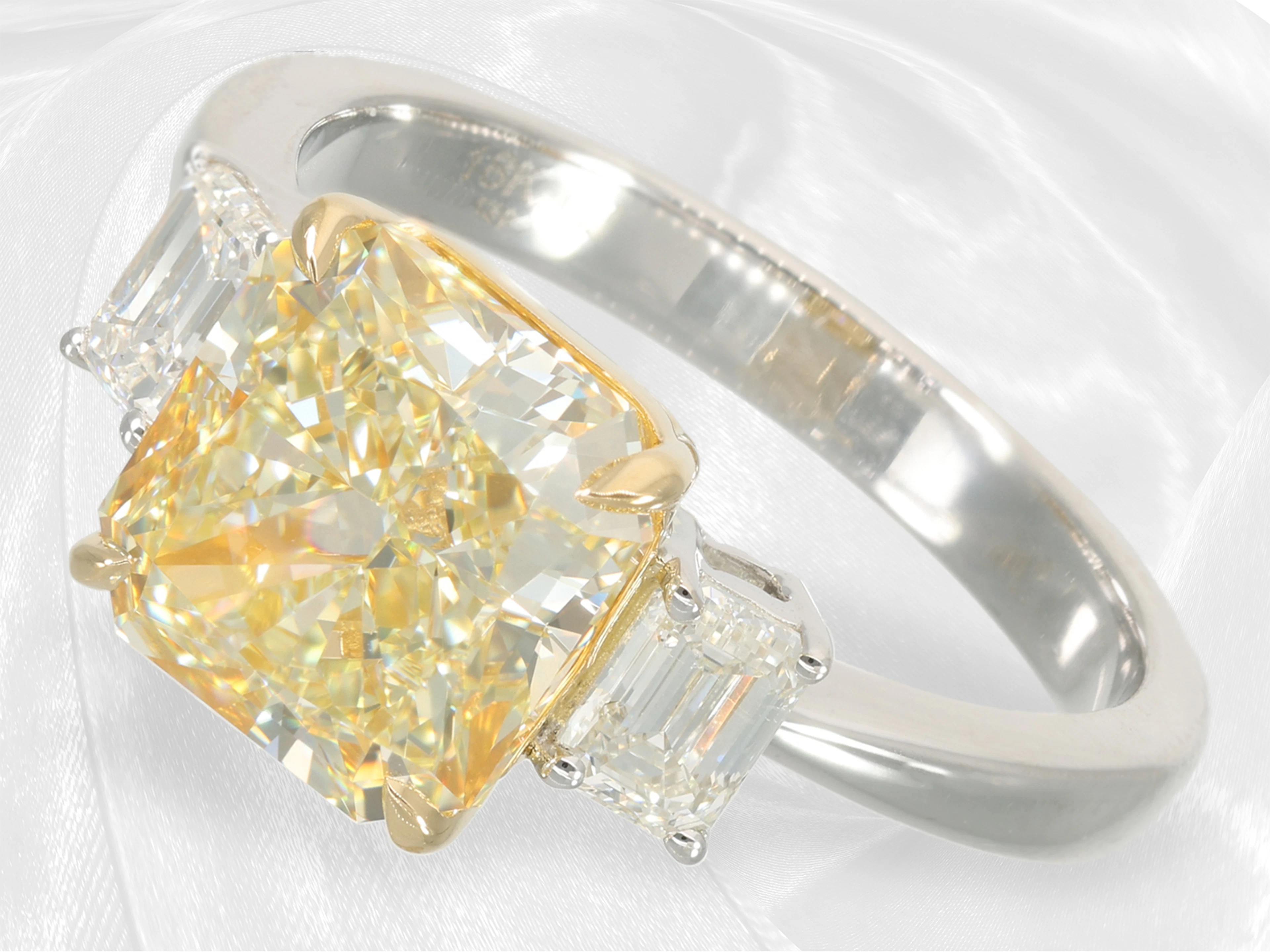 A valuable, as good as new diamond ring featuring a 4.02 ct green-yellow