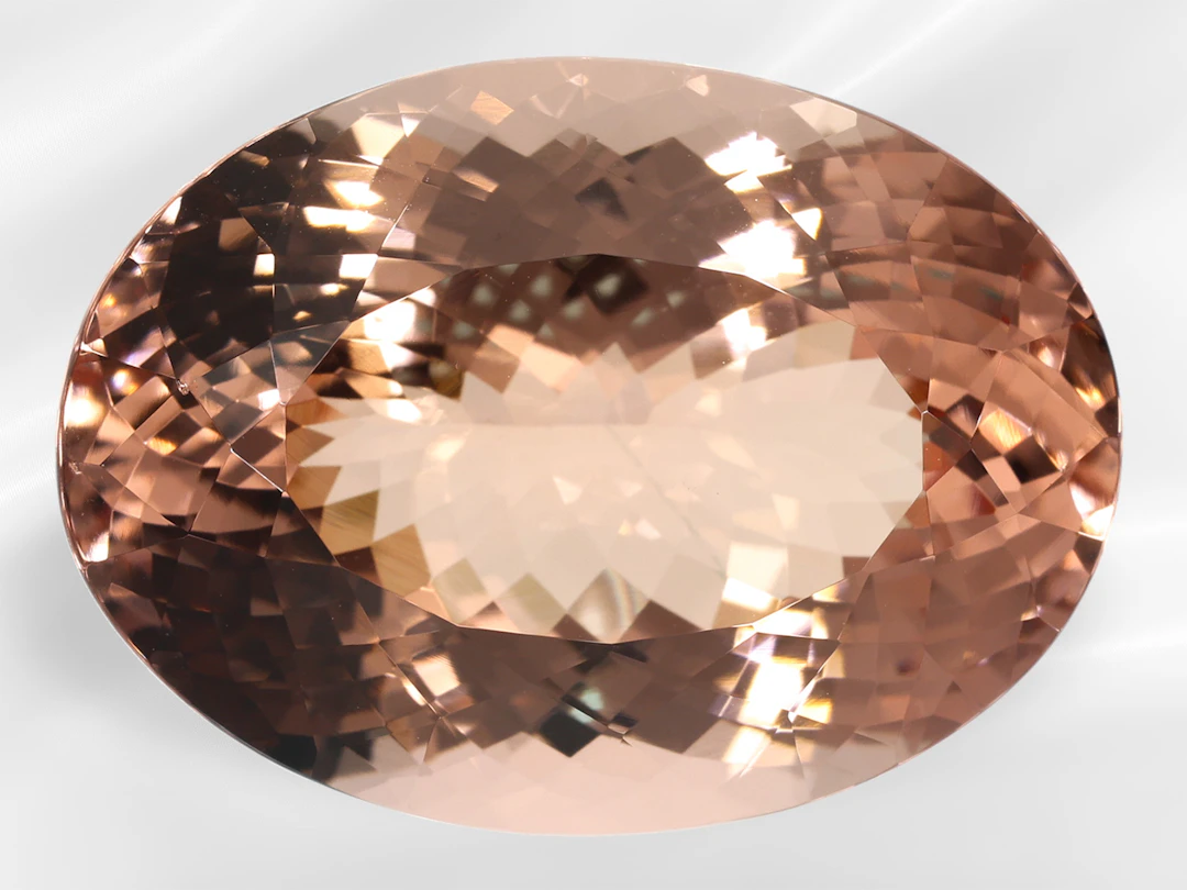 Morganite: large, oval morganite of ca. 27 ct