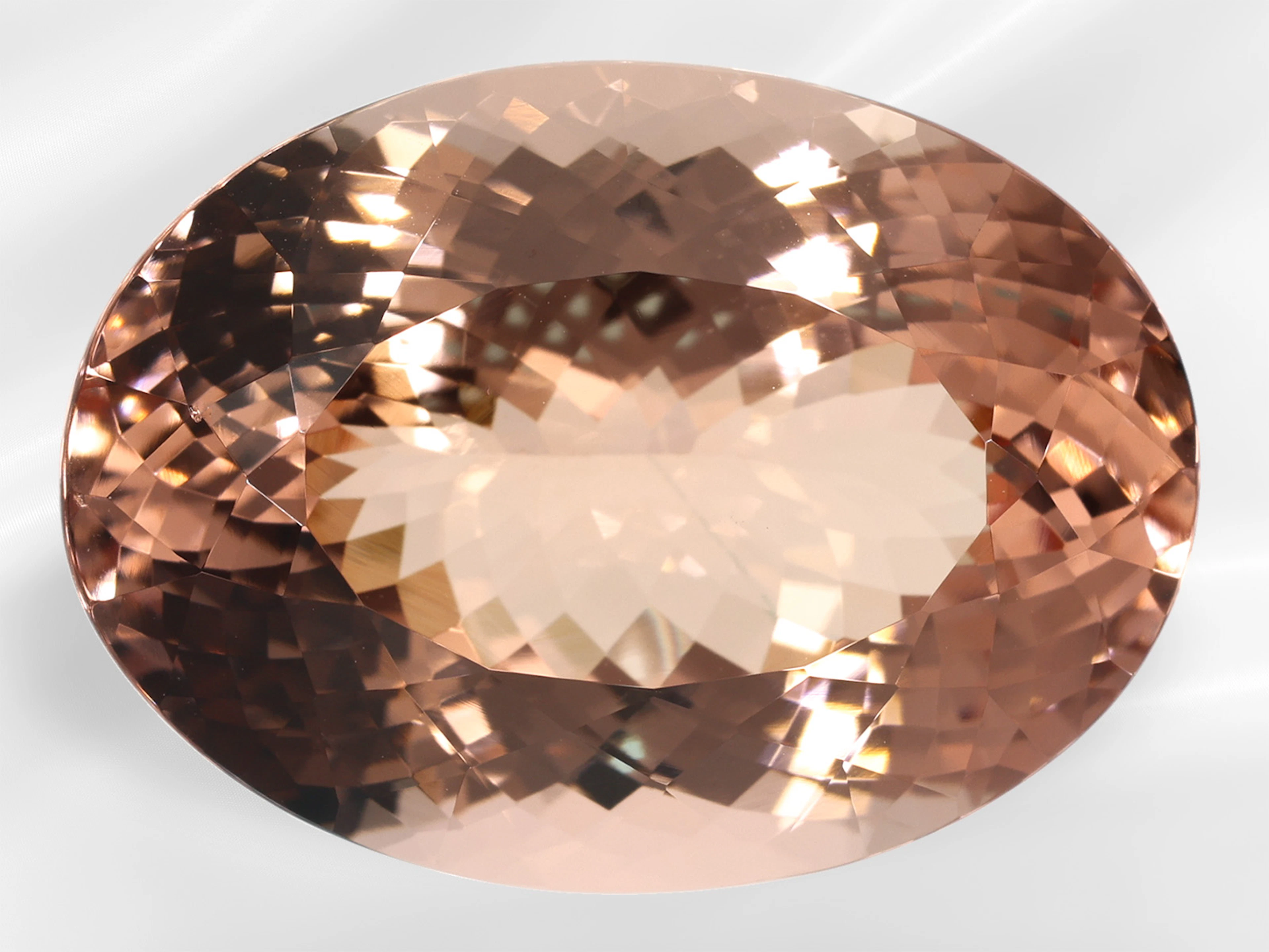 Morganite: large, oval morganite of ca. 27 ct
