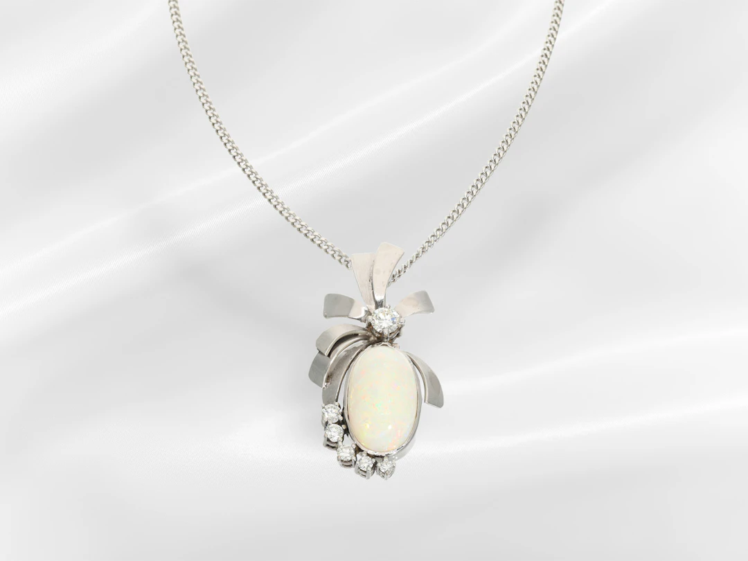 Necklace/pendant: Necklace with a large vintage opal and brilliant-cut