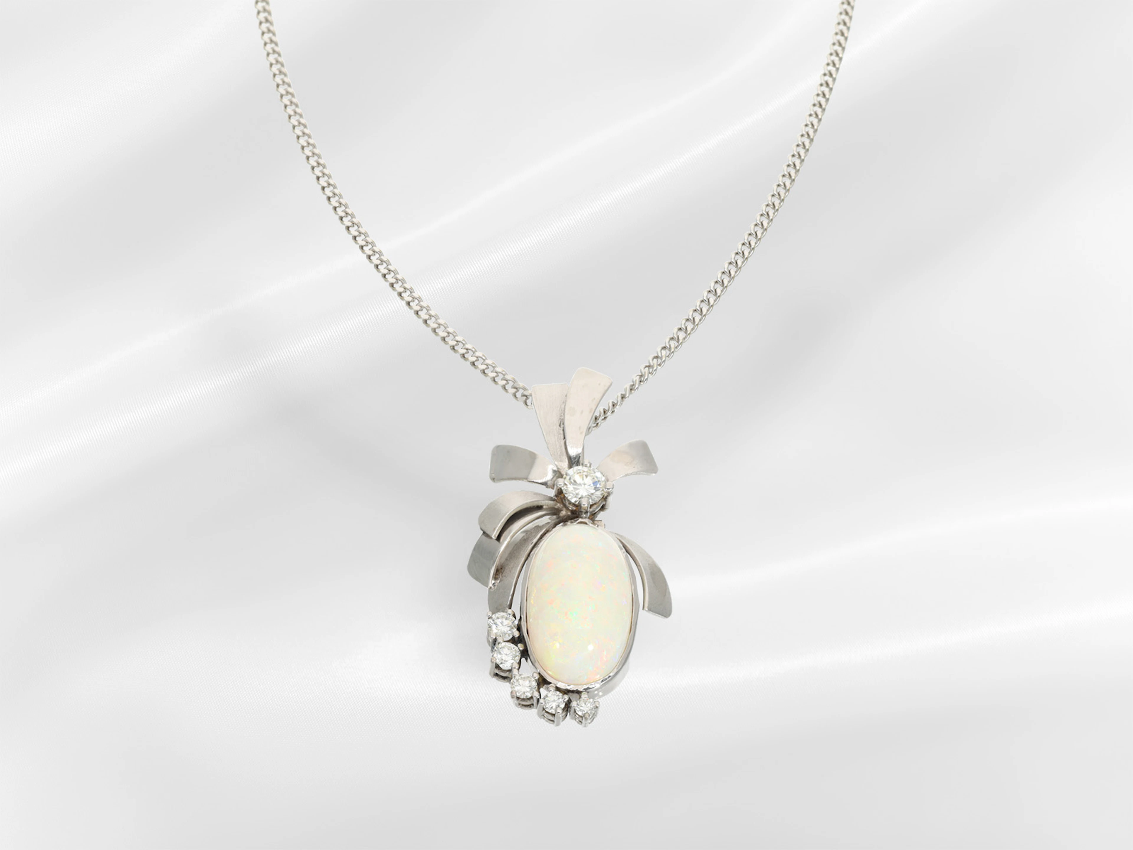 Necklace/pendant: Necklace with a large vintage opal and brilliant-cut