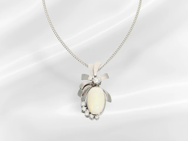 Necklace/pendant: Necklace with a large vintage opal and brilliant-cut