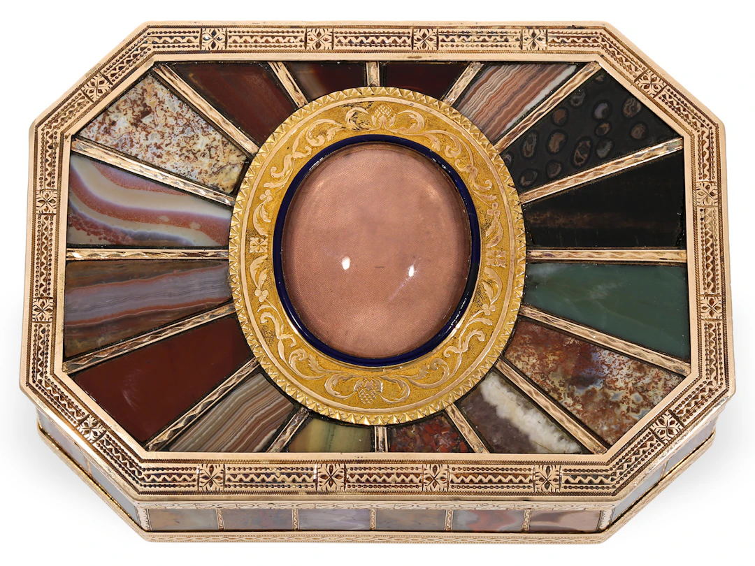 Museum-quality gold agate snuff box, a so-called ‘stone cabinet’