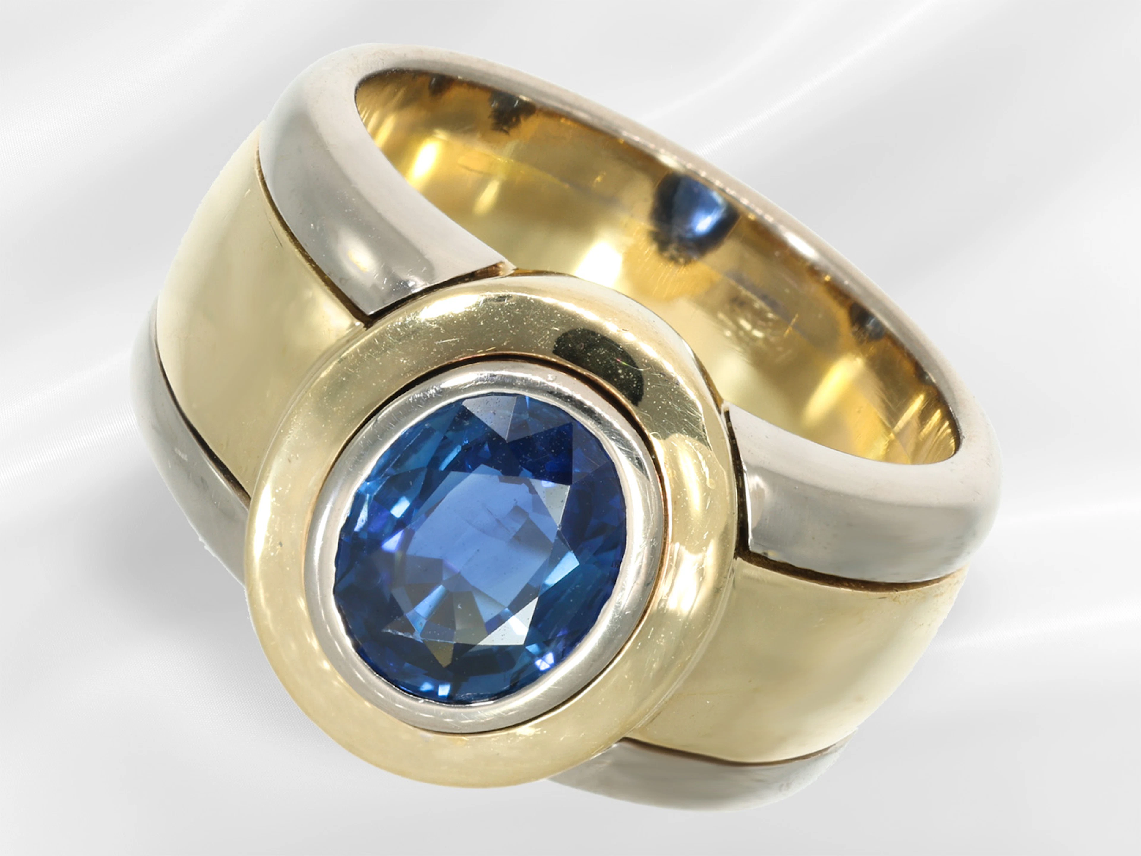 Ring: substantial and wide sapphire goldsmith's ring in 18K gold, two-tone