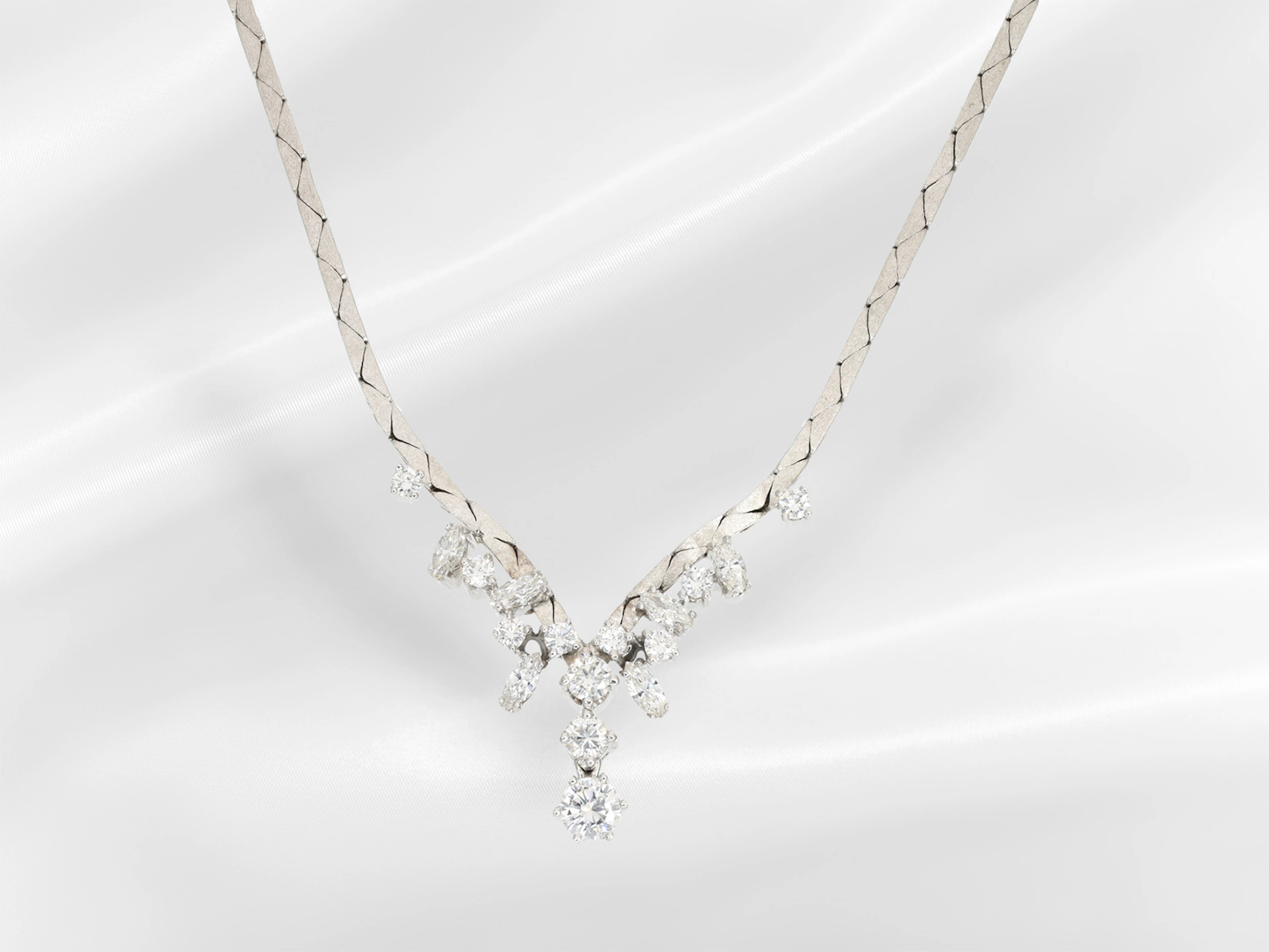 Elegant and superbly crafted goldsmith’s necklace with beautiful diamonds/brilli