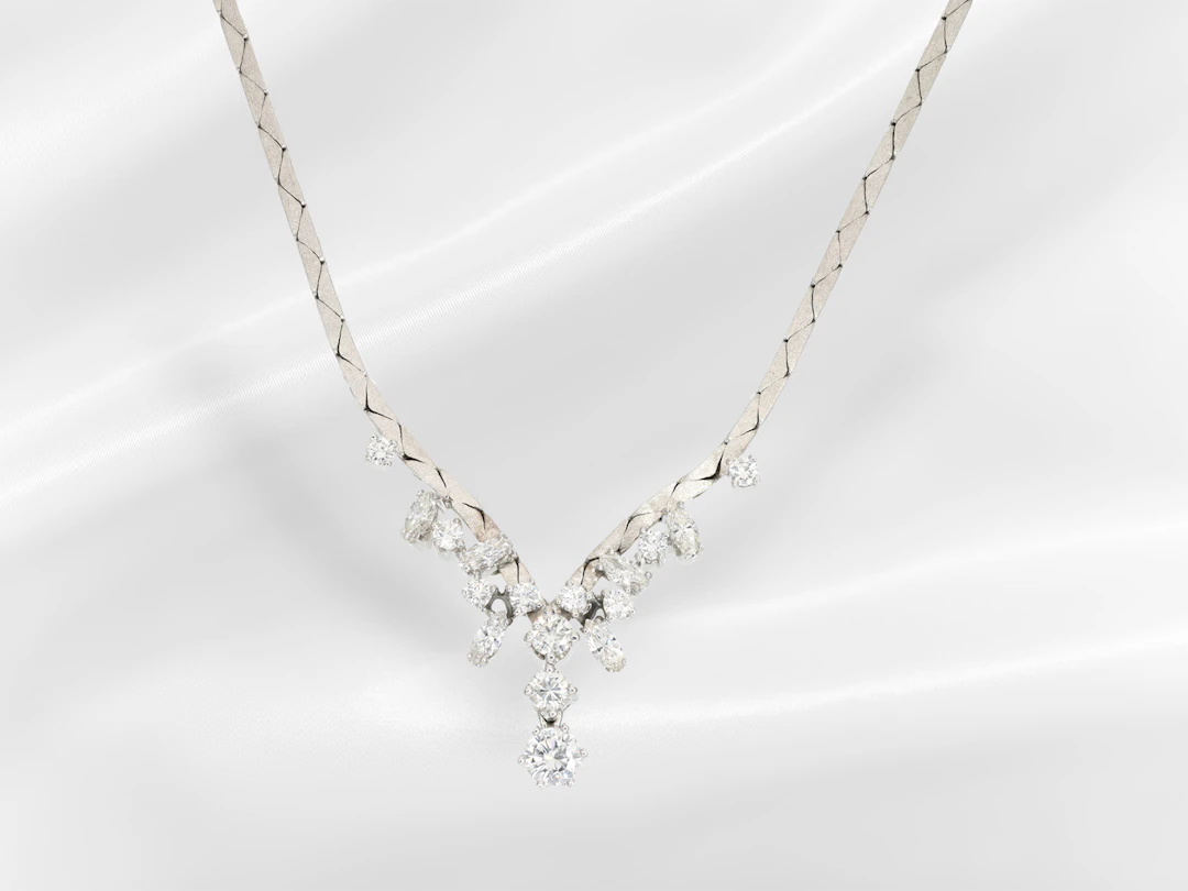 Elegant and superbly crafted goldsmith’s necklace with beautiful diamonds/brilli