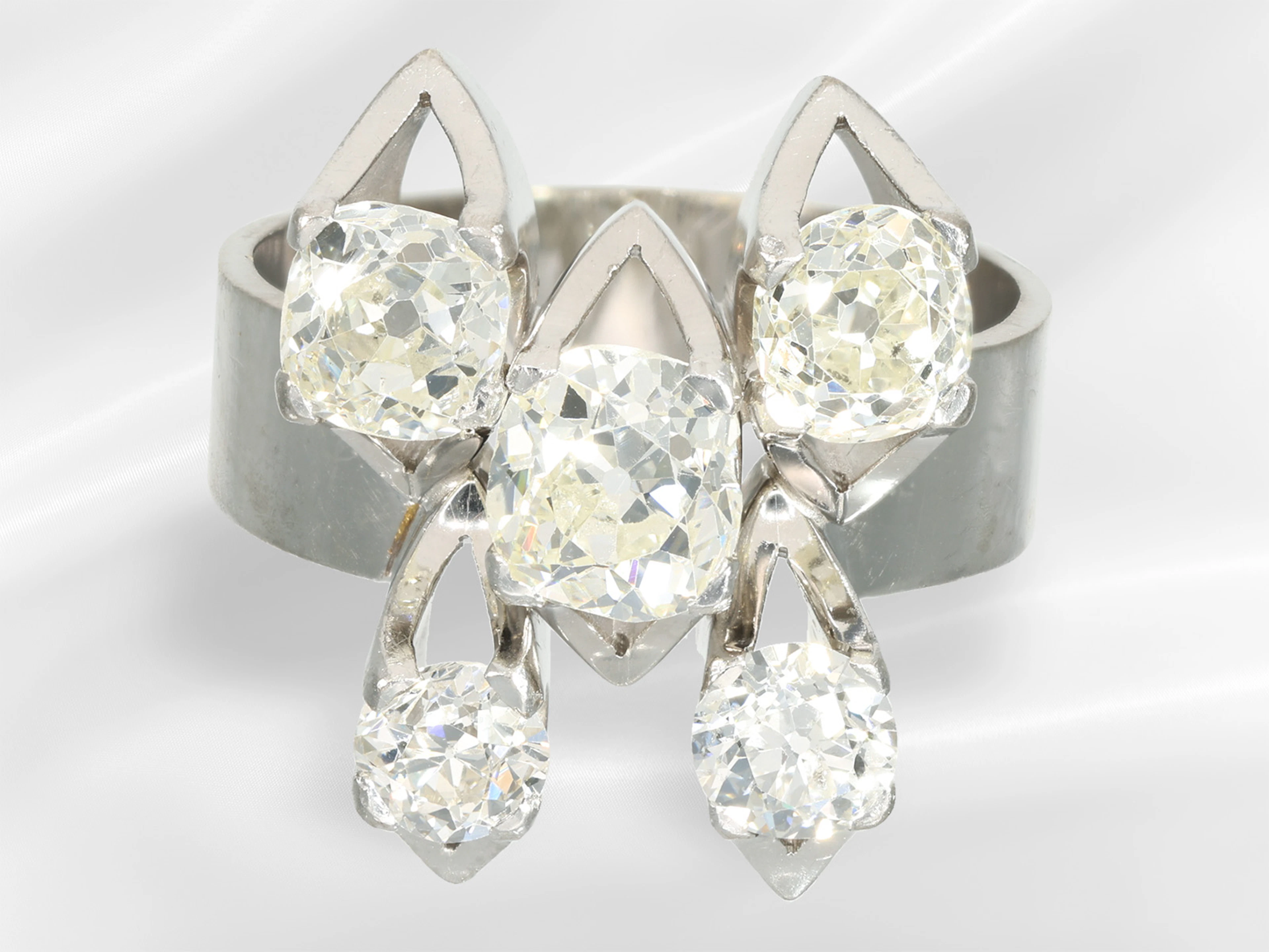 Ring: creative goldsmith's work featuring beautiful old-cut diamonds