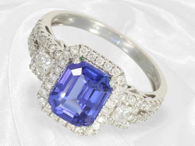 Ring: A very beautiful, as good as new tanzanite and brilliant-cut