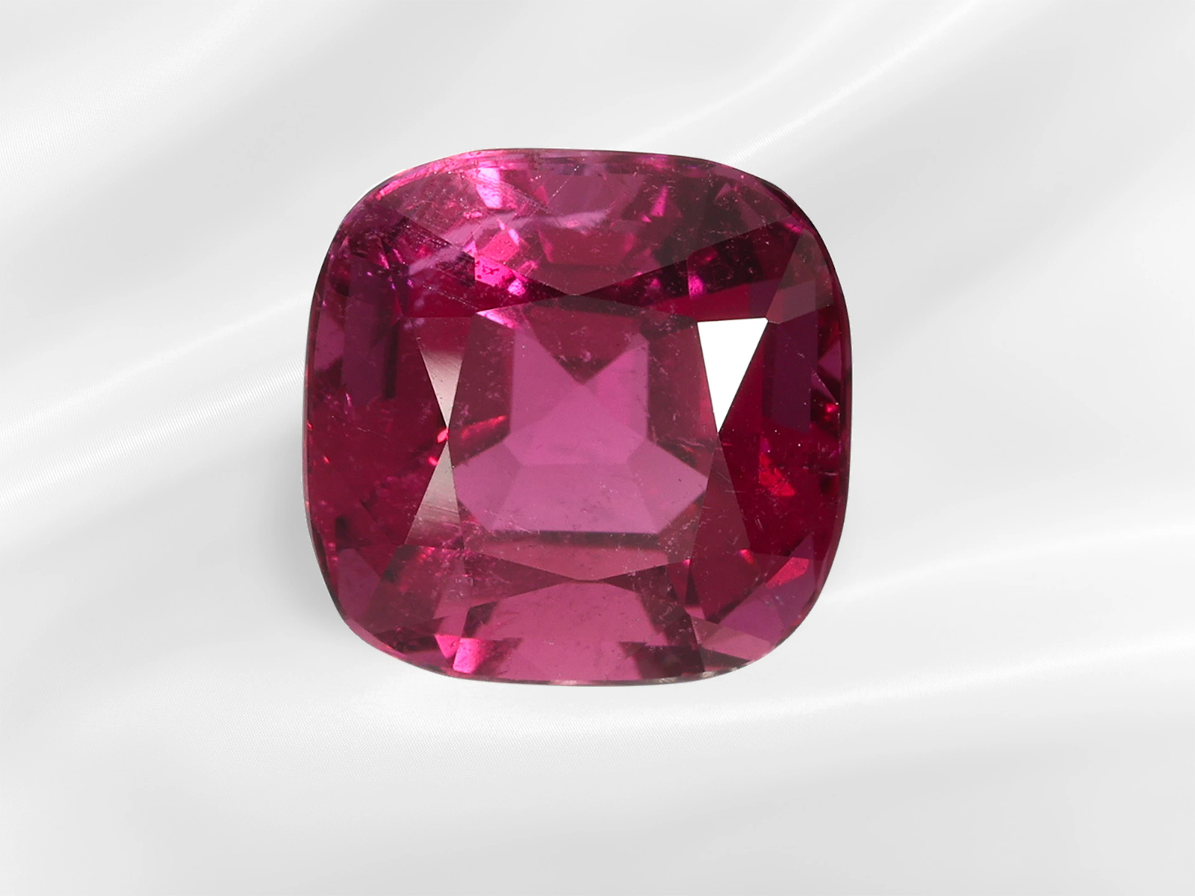 Tourmaline: very beautiful rubellite – red tourmaline – of ca. 4.55 ct