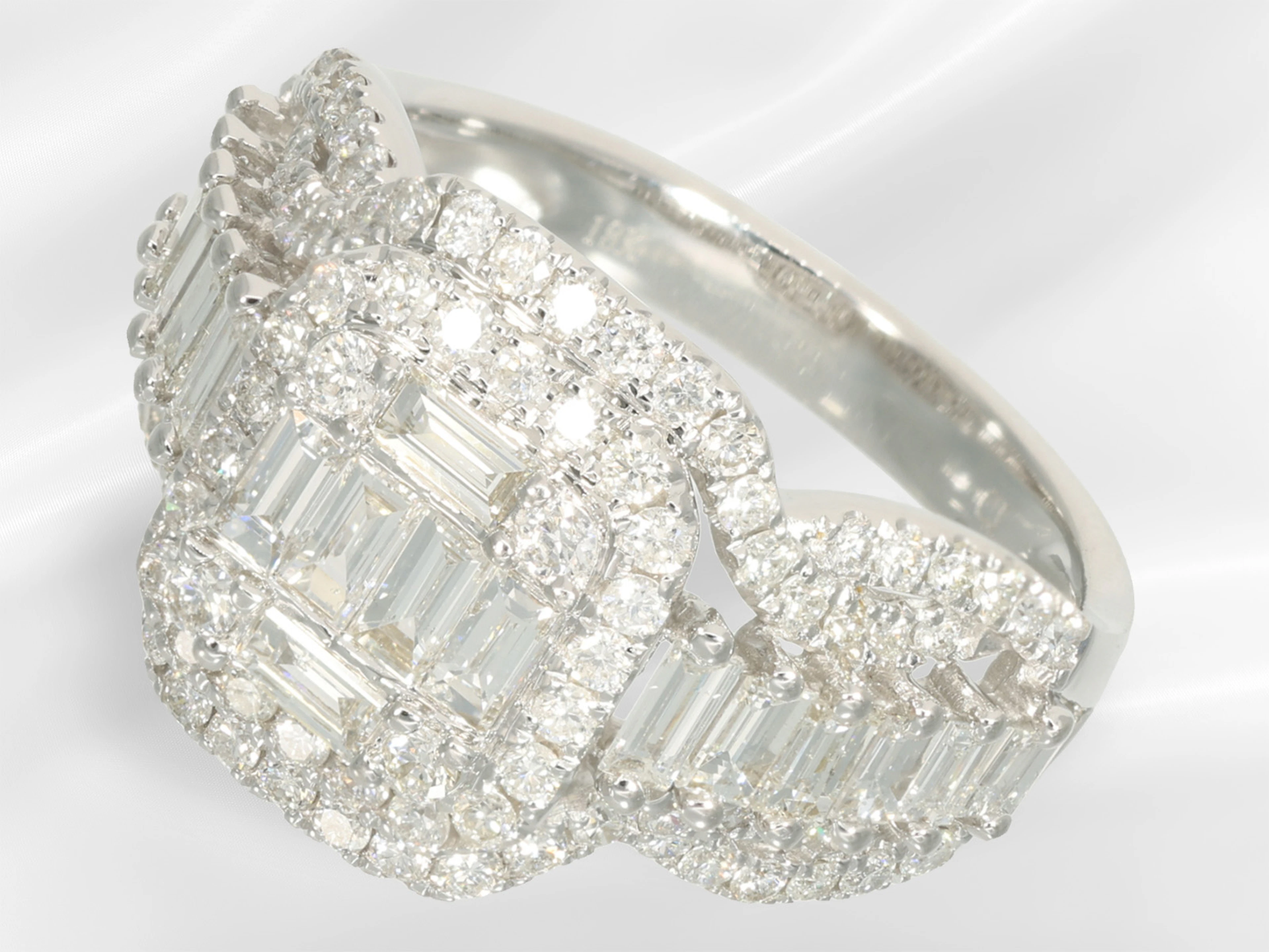 Ring: 18K white gold diamond/brilliant-cut diamond-shaped gold ring, ca. 2 ct