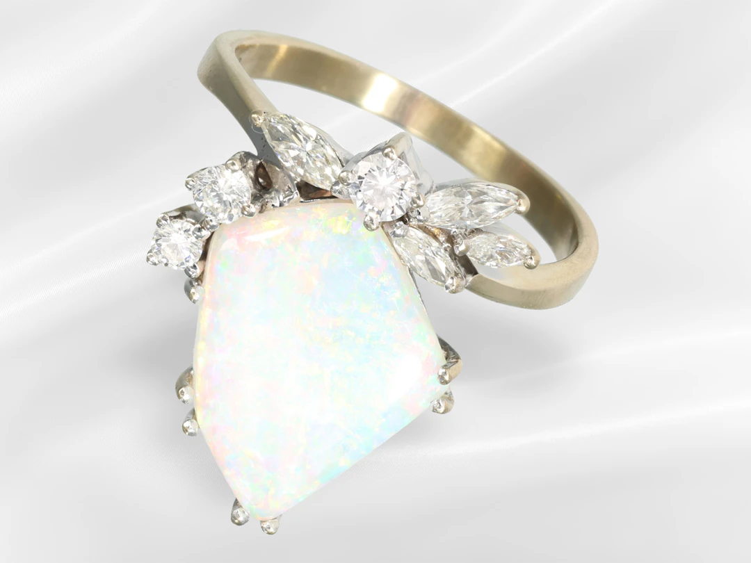 Ring: very beautiful vintage opal, brilliant-cut diamond and gold ring