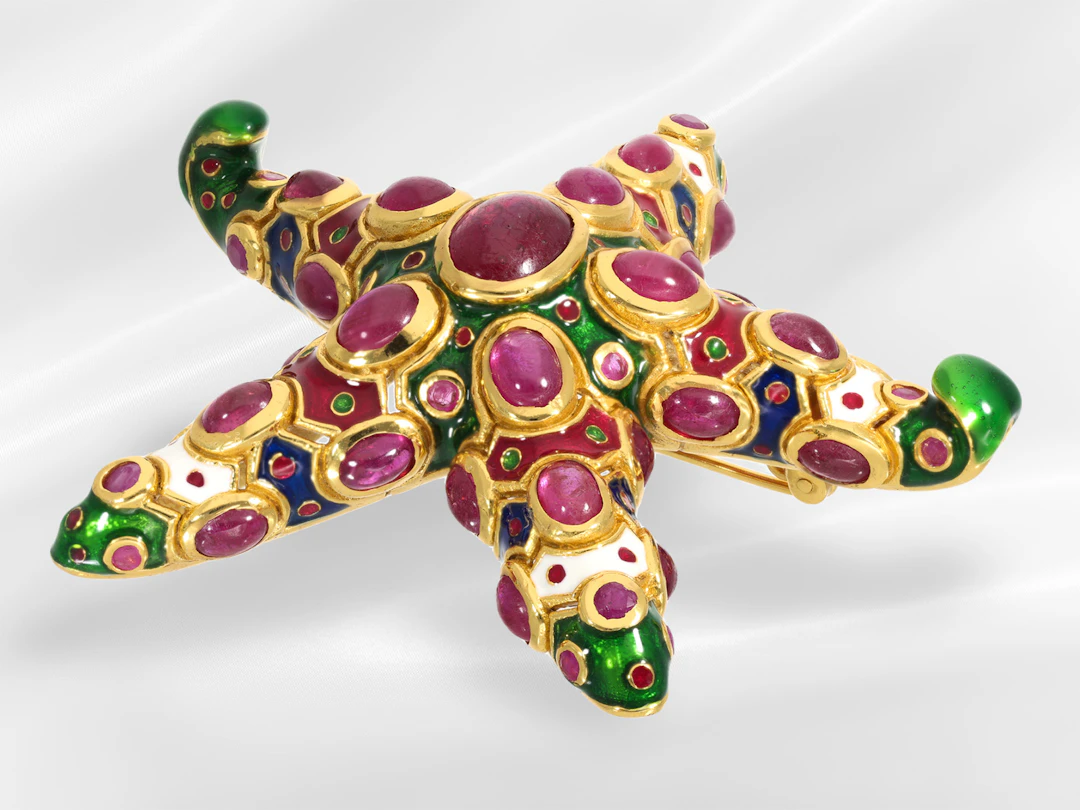 Brooch/pin: highly decorative gilt silver brooch with rubies and an