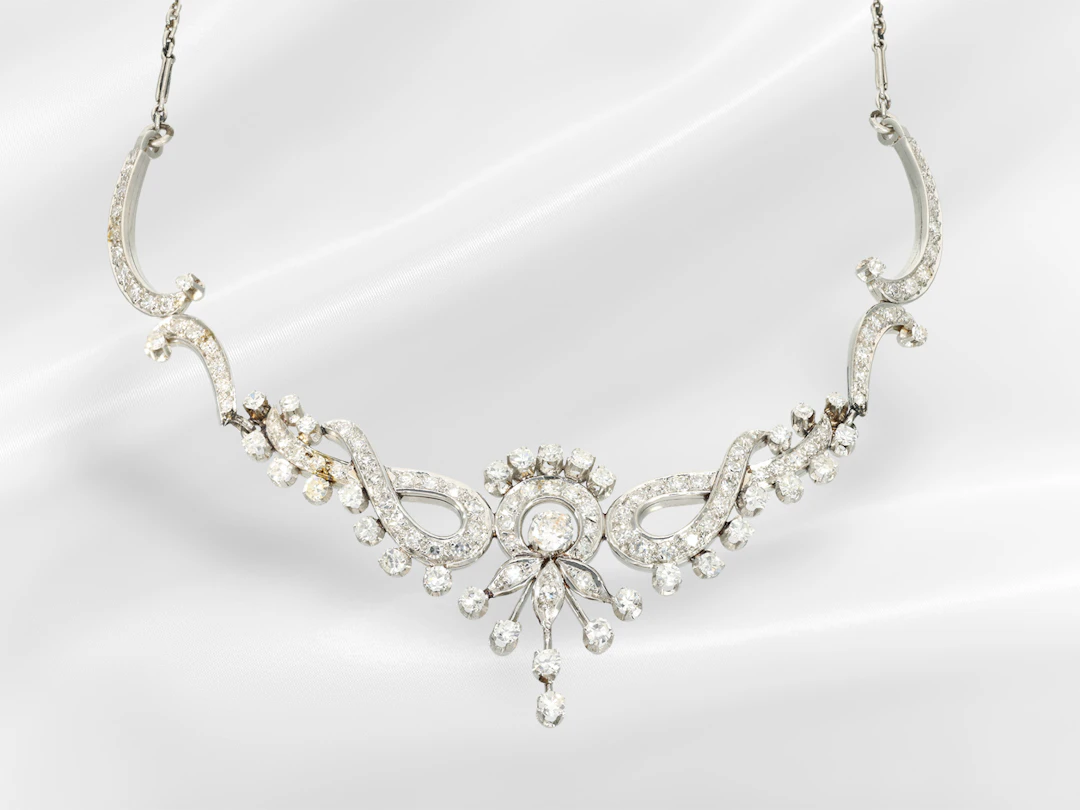 Necklace: vintage centre-piece necklace in platinum set with diamonds
