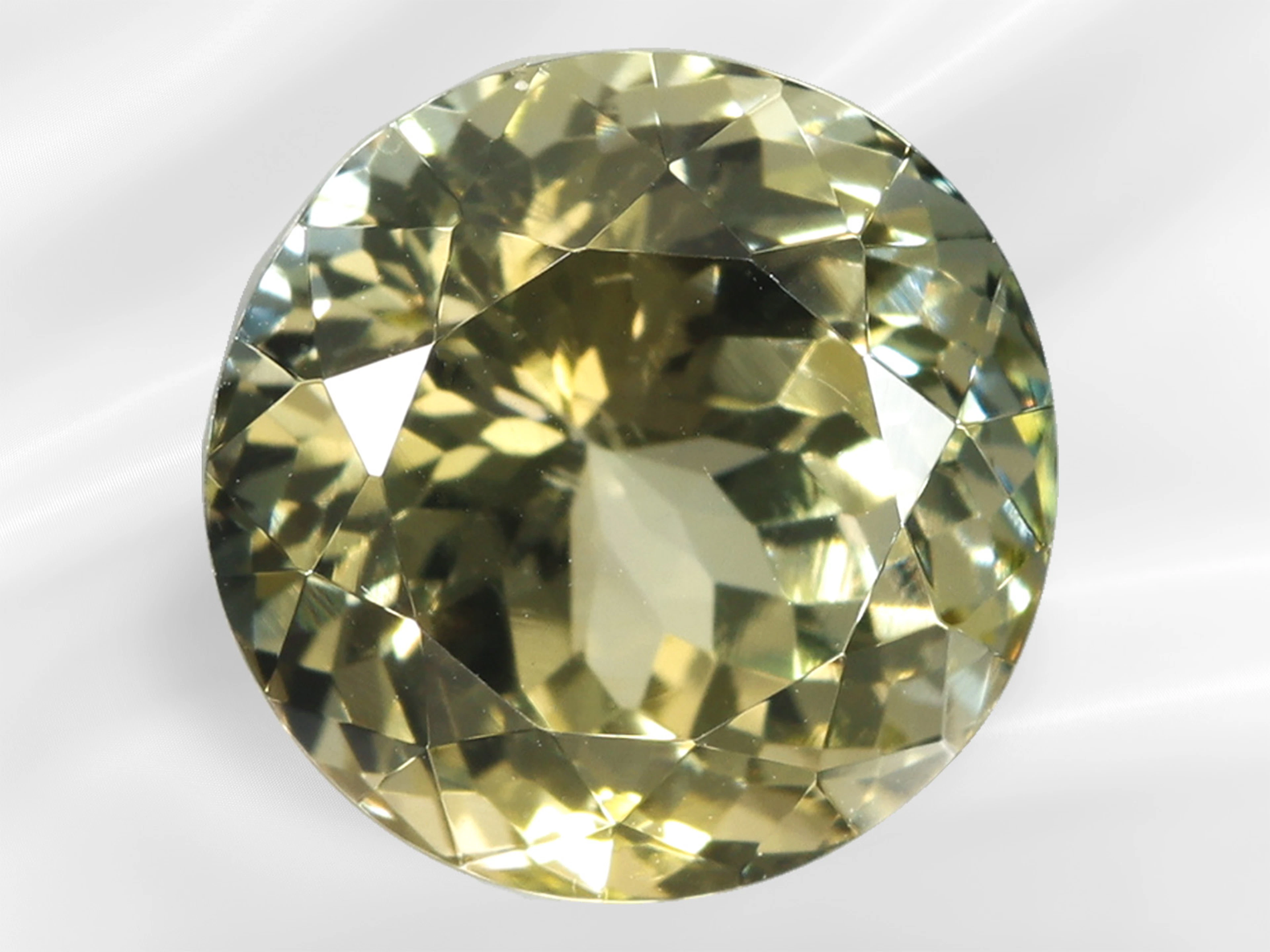 Natural, untreated zoisite/tanzanite, 5.28 ct, colour: greenish yellow