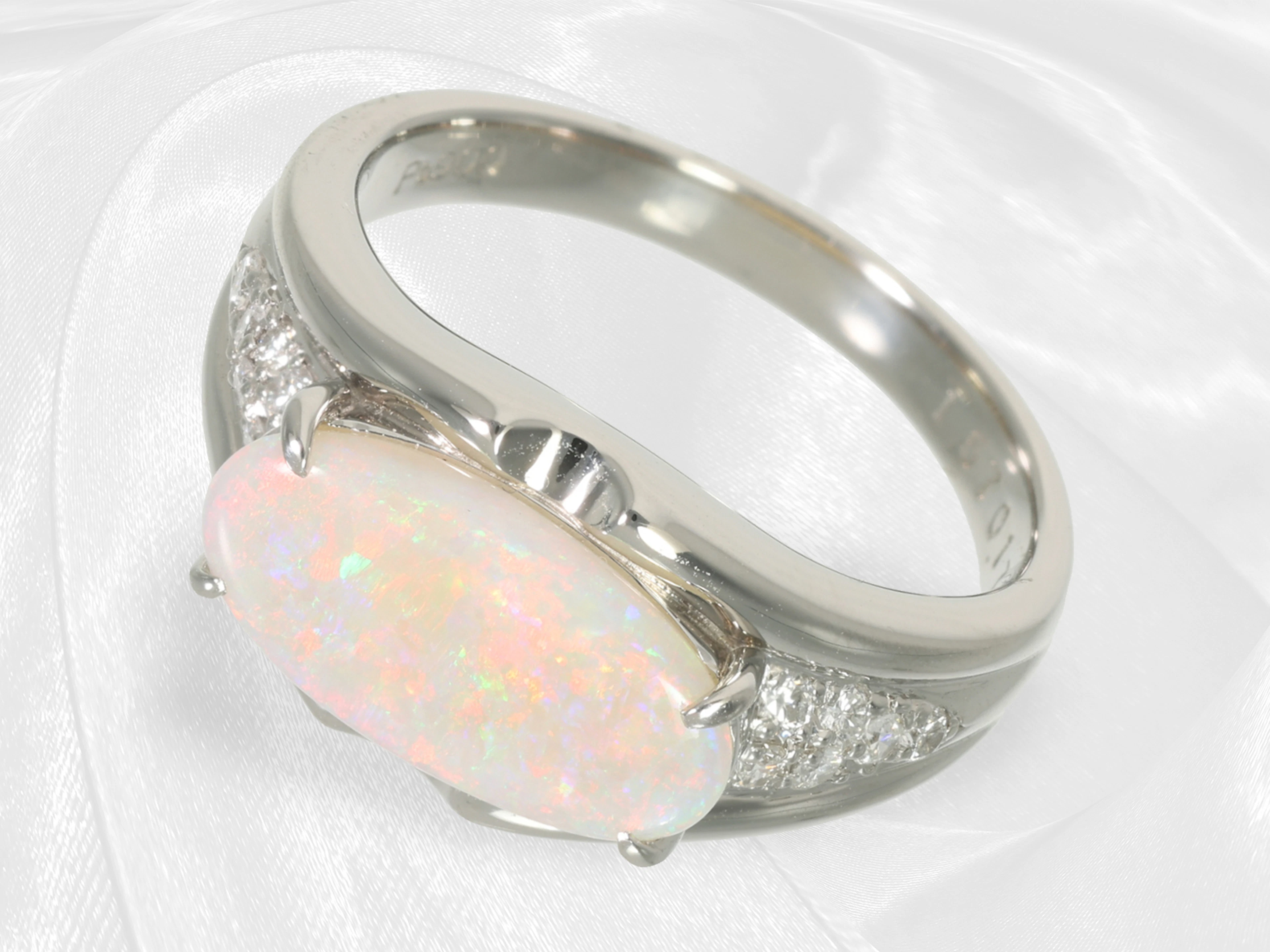 Ring: modern goldsmith's ring featuring a particularly beautiful Australian