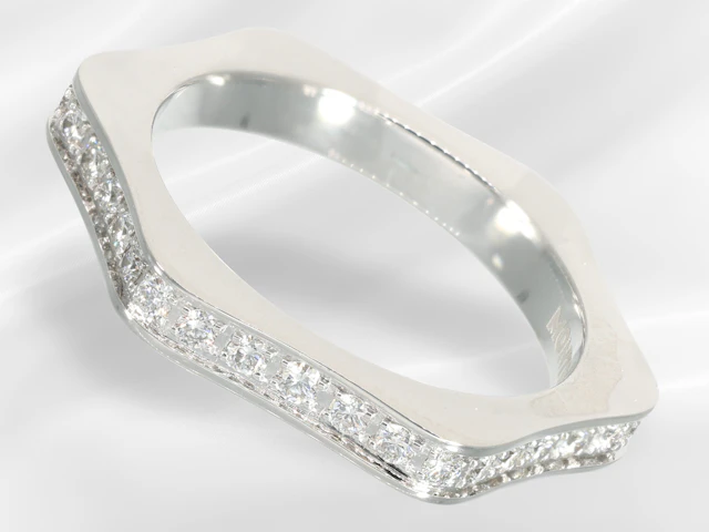 Ring: a substantial, high-quality designer brilliant-cut diamond/goldsmith's