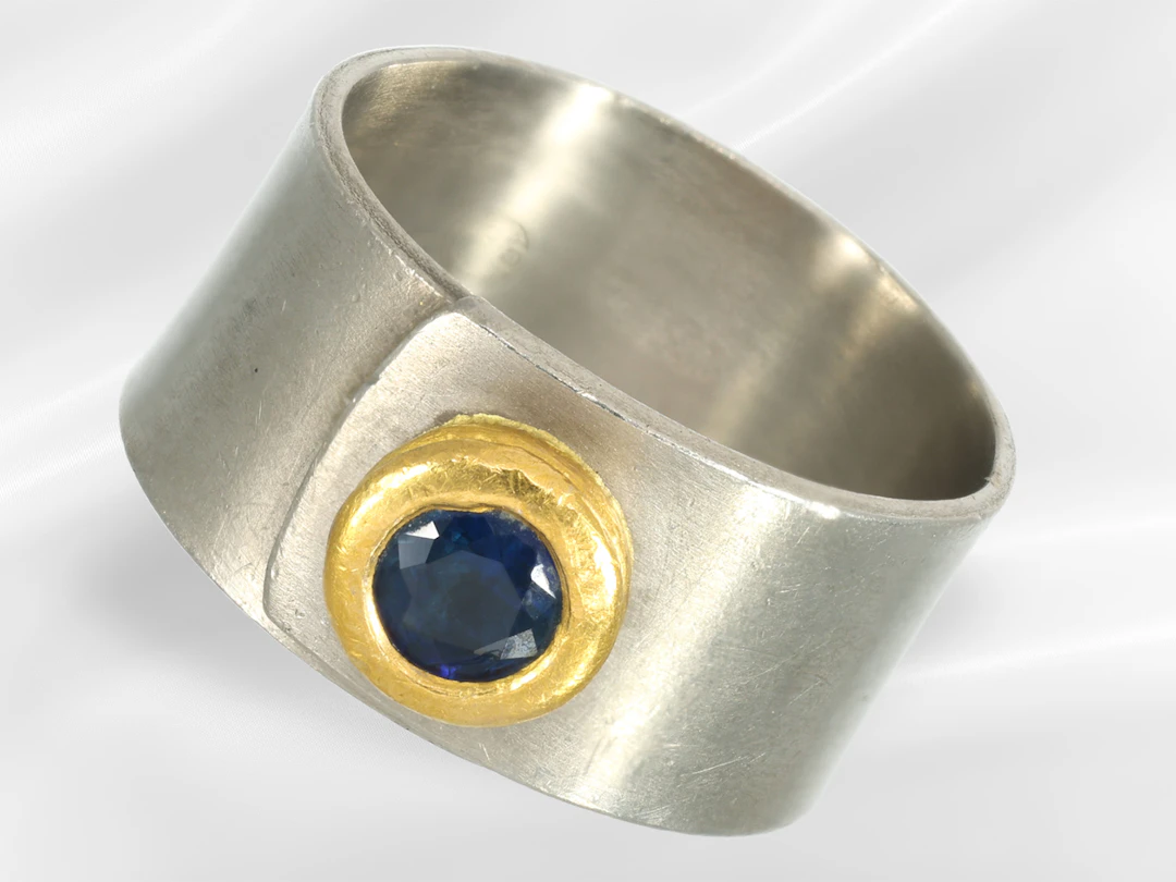Ring: handcrafted sapphire goldsmith's ring, ca. 0.55 ct