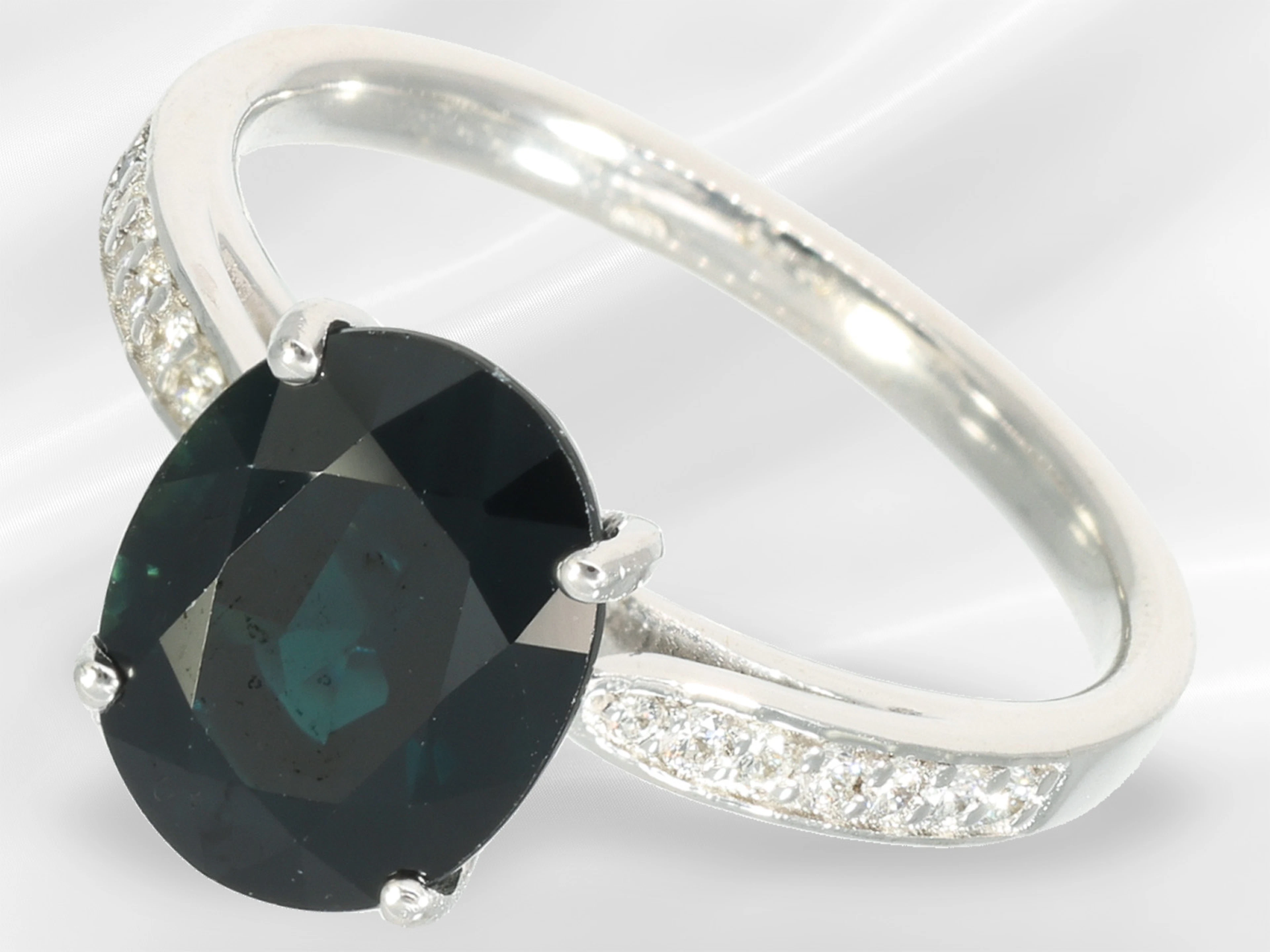 Ring: modern sapphire and brilliant-cut diamond goldsmith's ring
