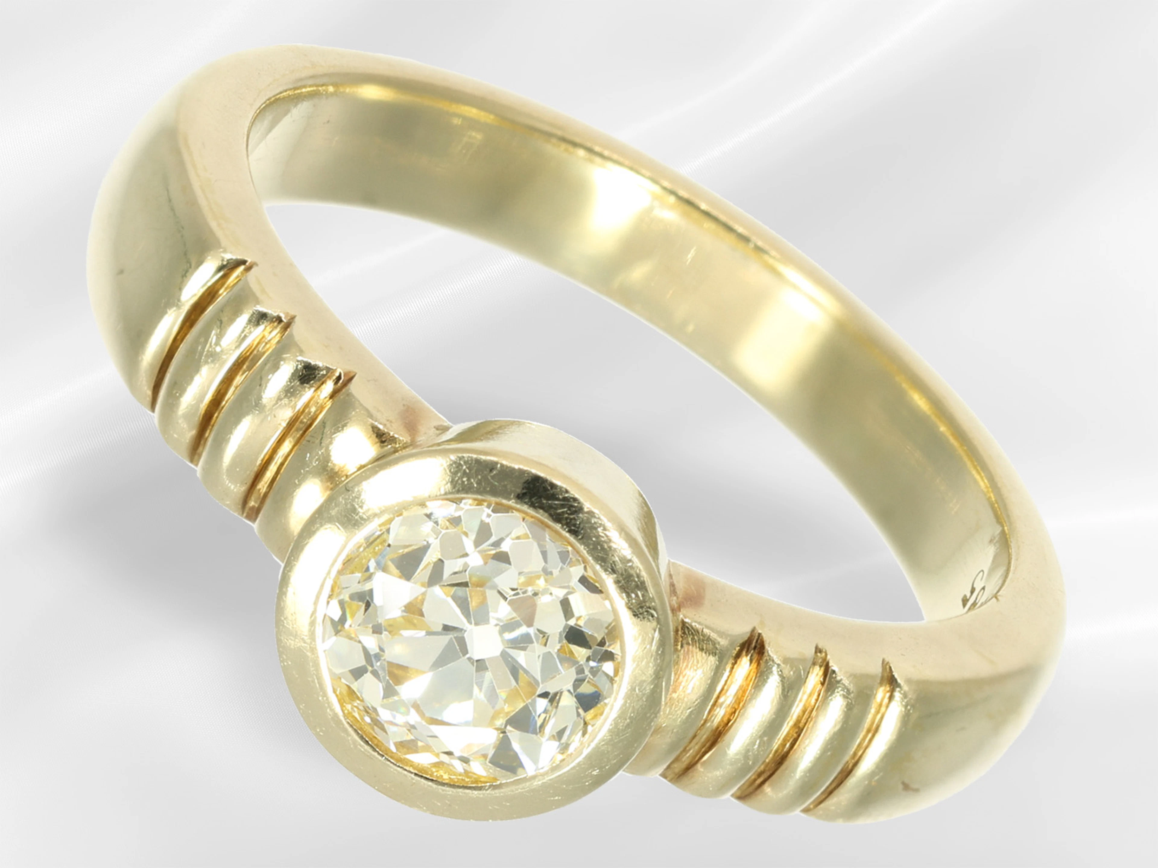 Ring: vintage solitaire goldsmith's ring with an old-cut diamond of ca. 0.85 ct