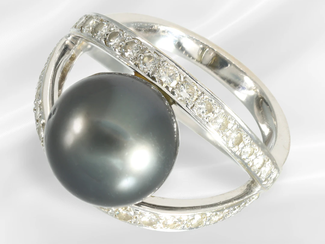 Ring: striking designer goldsmith's ring with a large Tahitian cultured