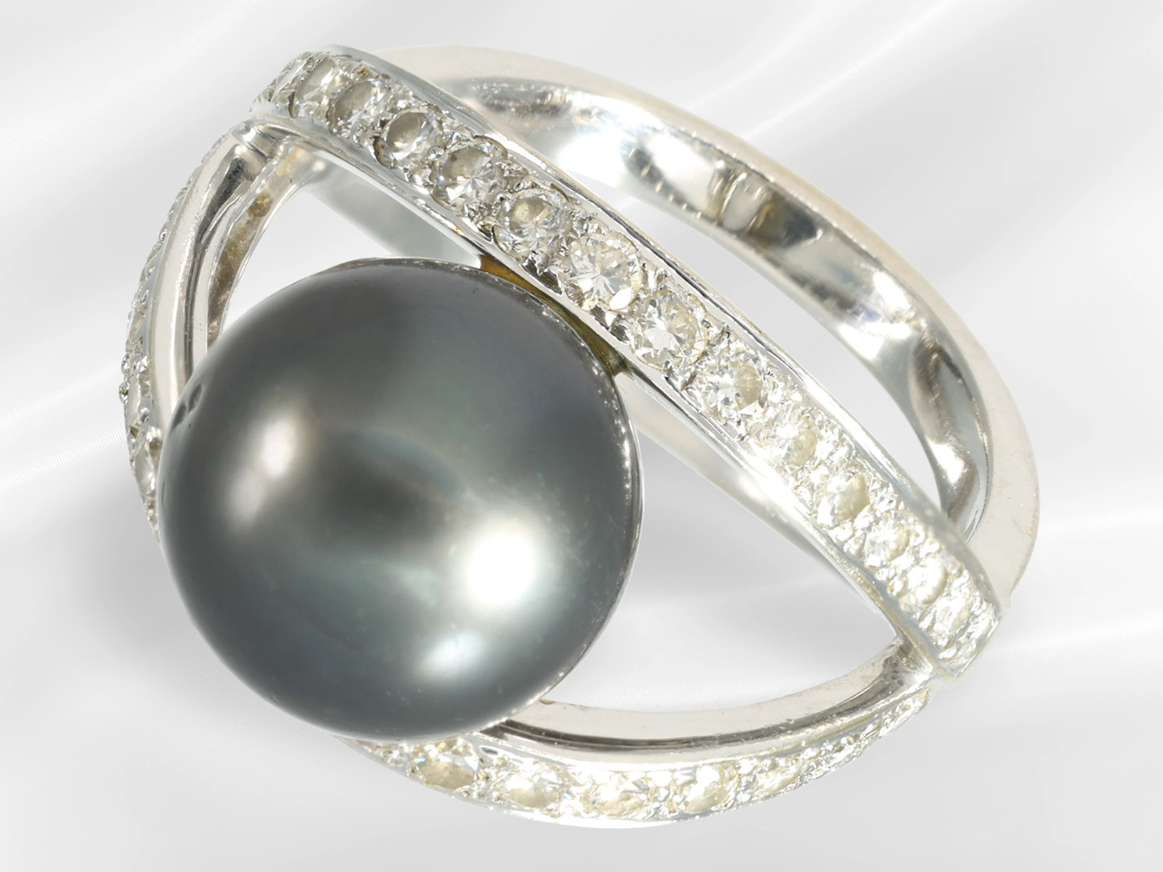 Ring: striking designer goldsmith's ring with a large Tahitian cultured