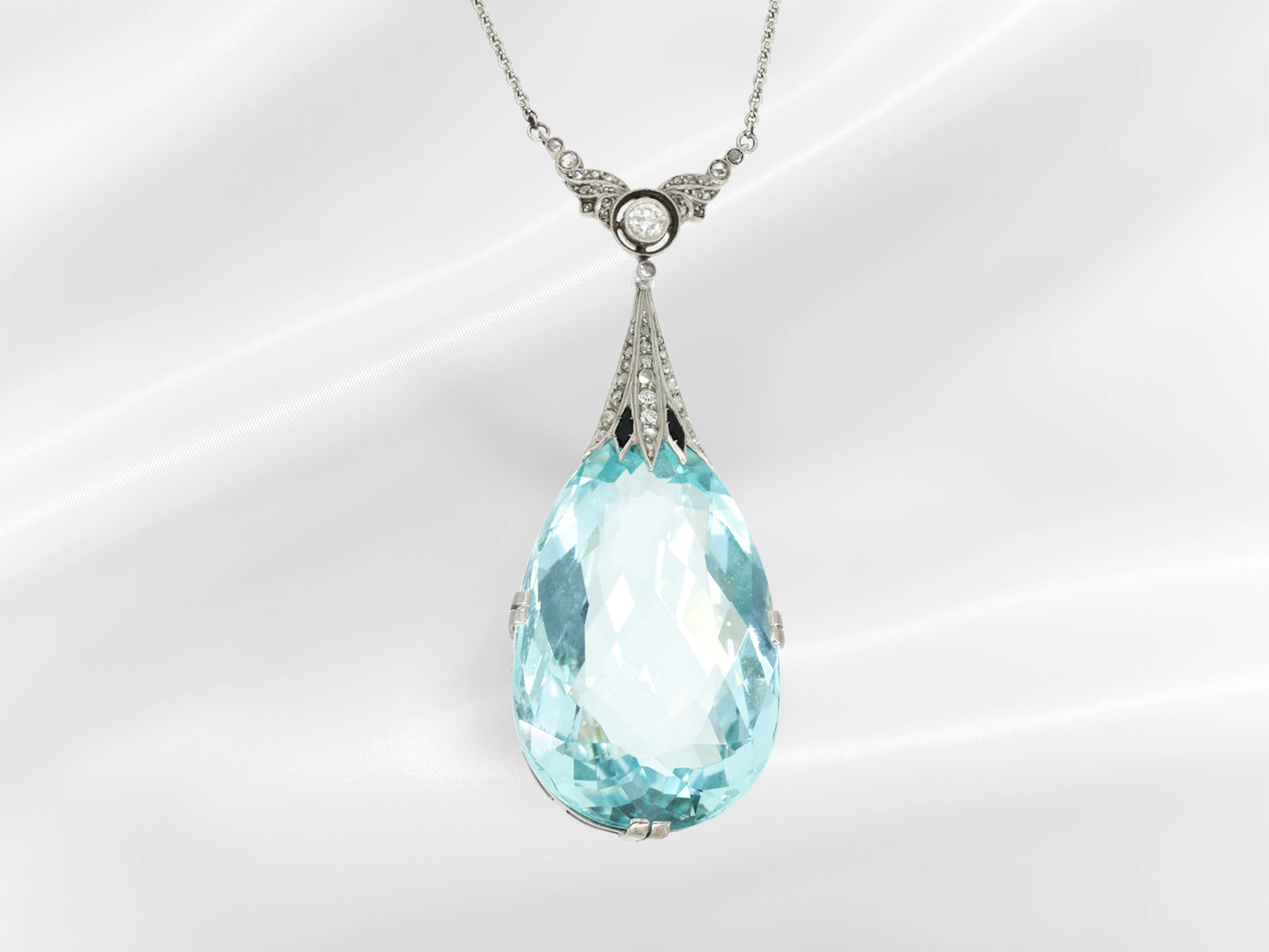 Necklace: delicate antique centre-piece necklace with a very beautiful