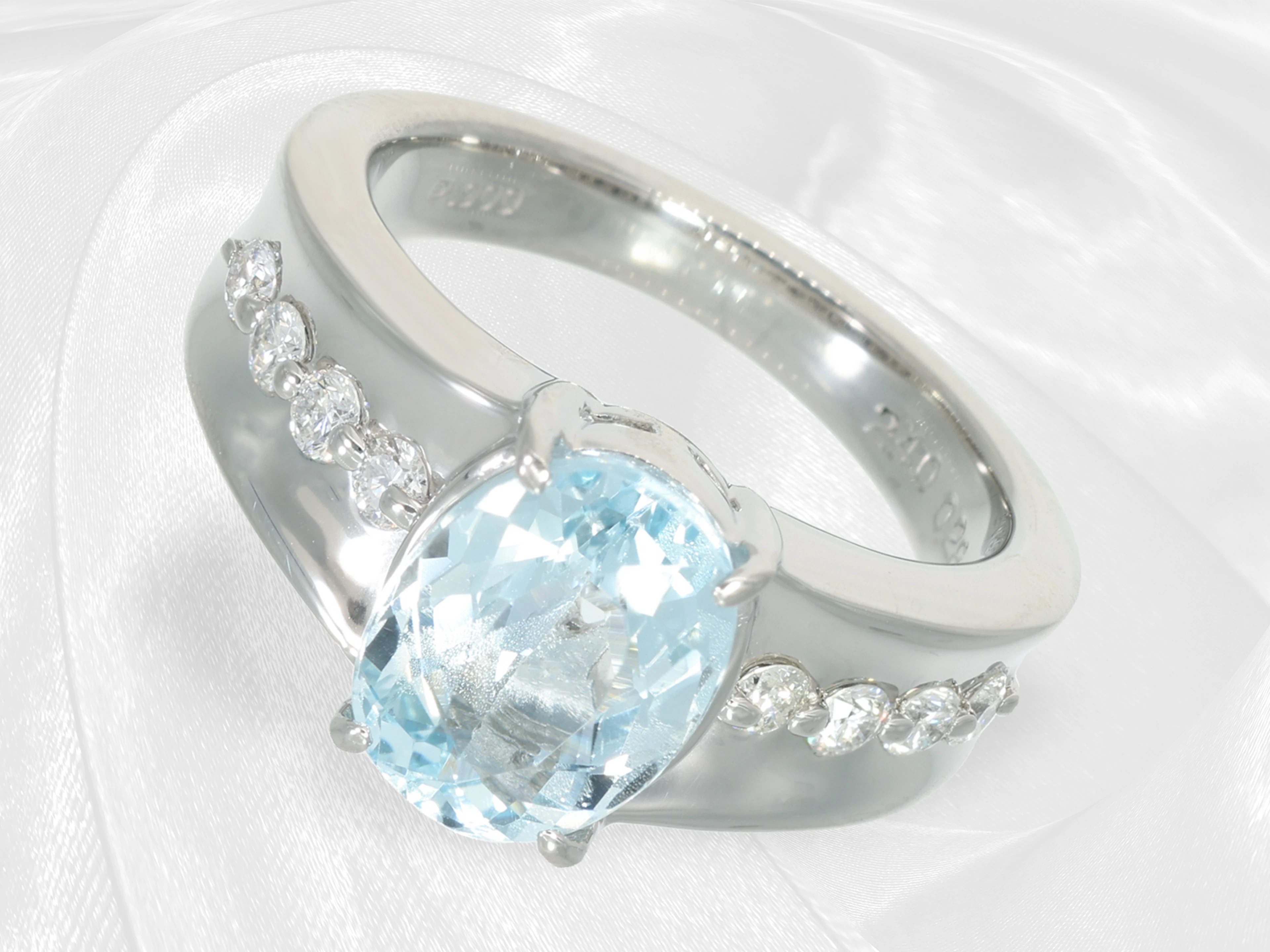 Ring: extremely substantial, modern goldsmith's ring with aquamarine
