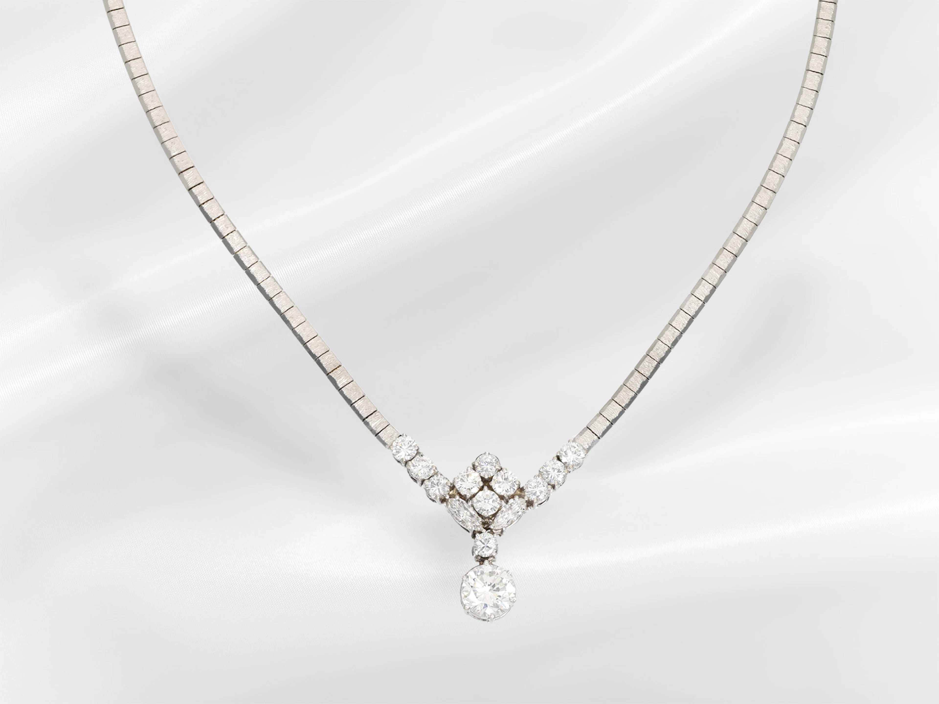 Necklace: delicate vintage white gold centre-piece necklace, ca. 2.1
