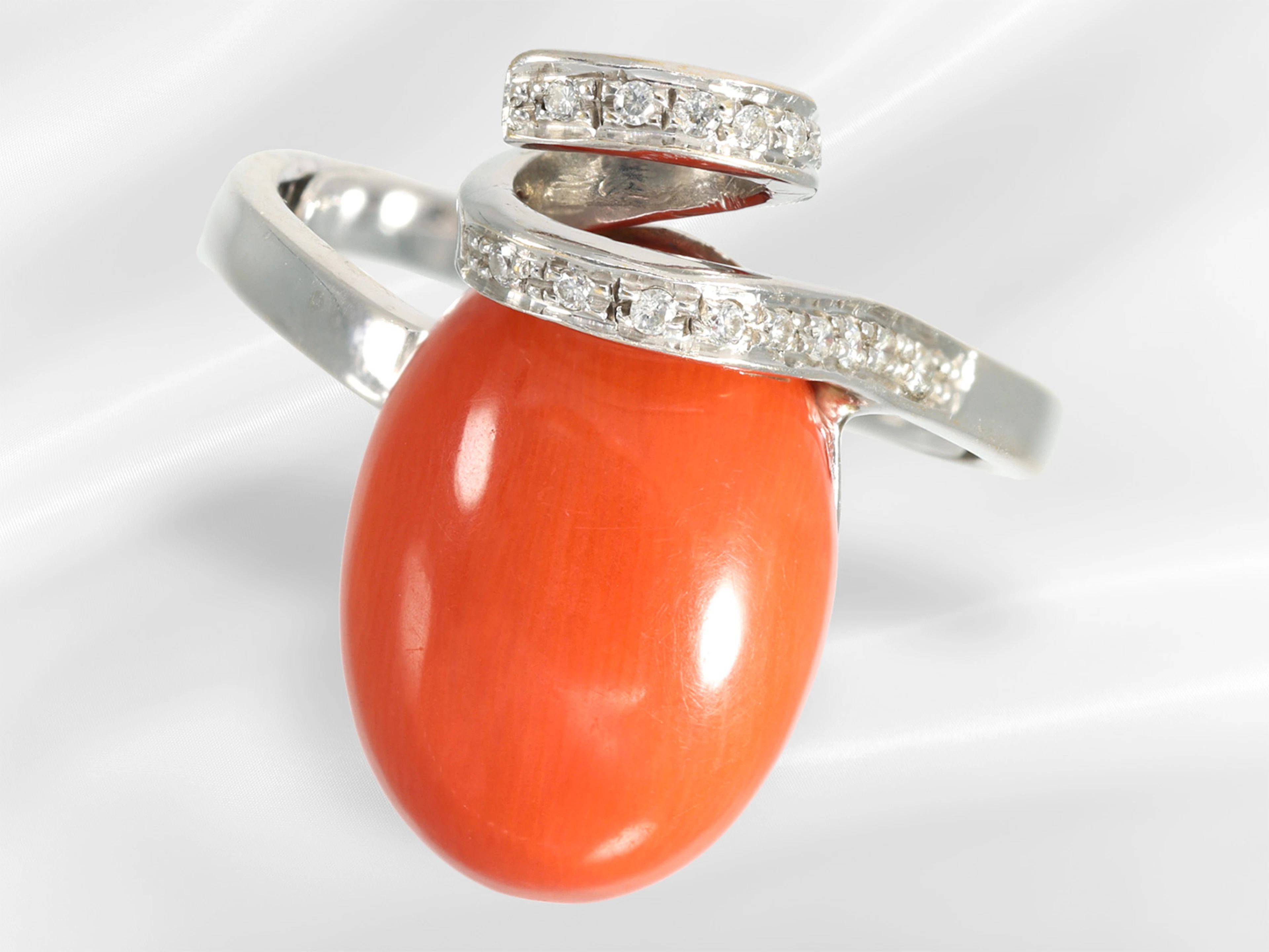 Ring: exceptionally beautiful vintage goldsmith's ring with diamonds